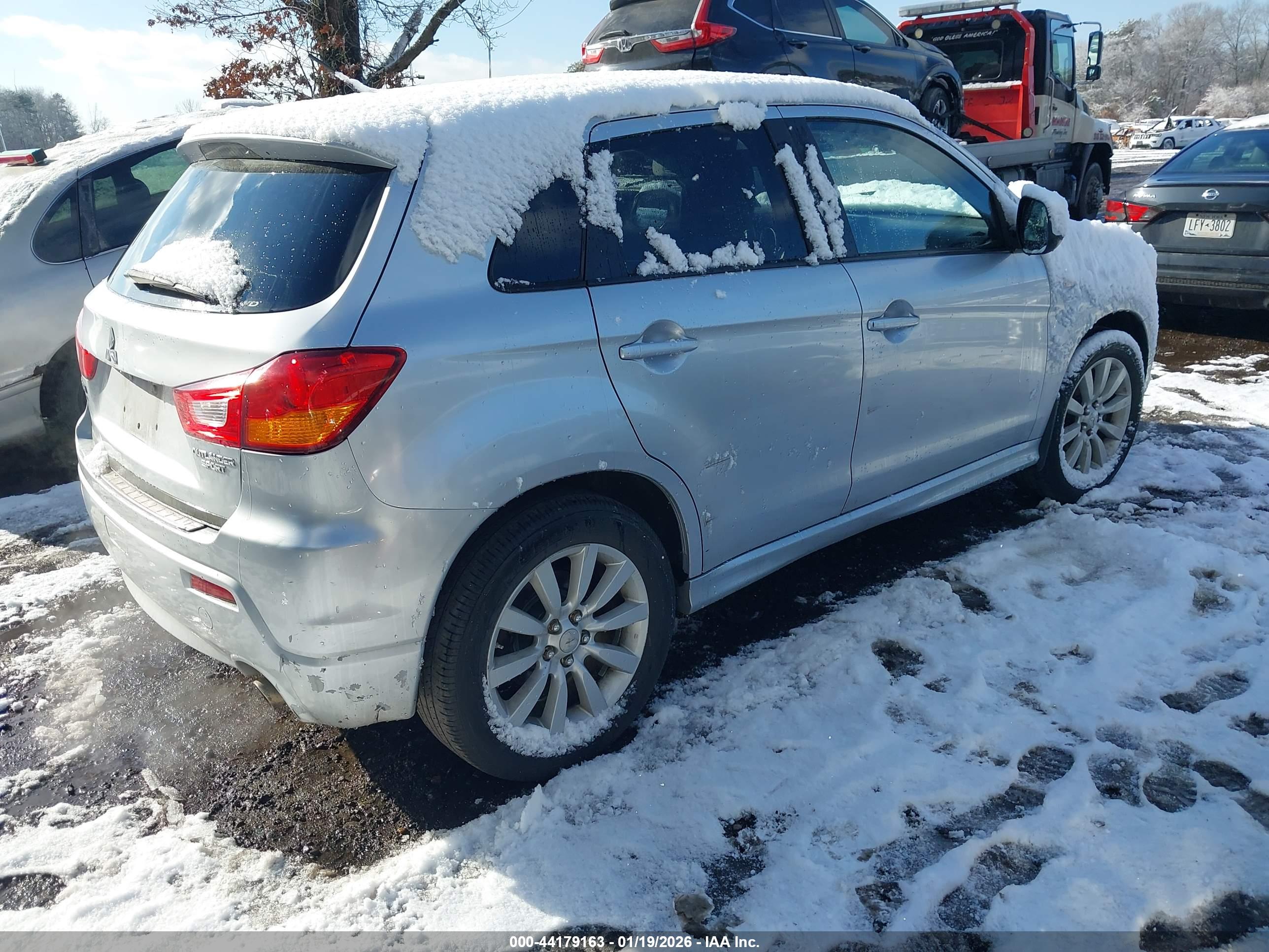 MITSUBISHI OUTLANDER image 4