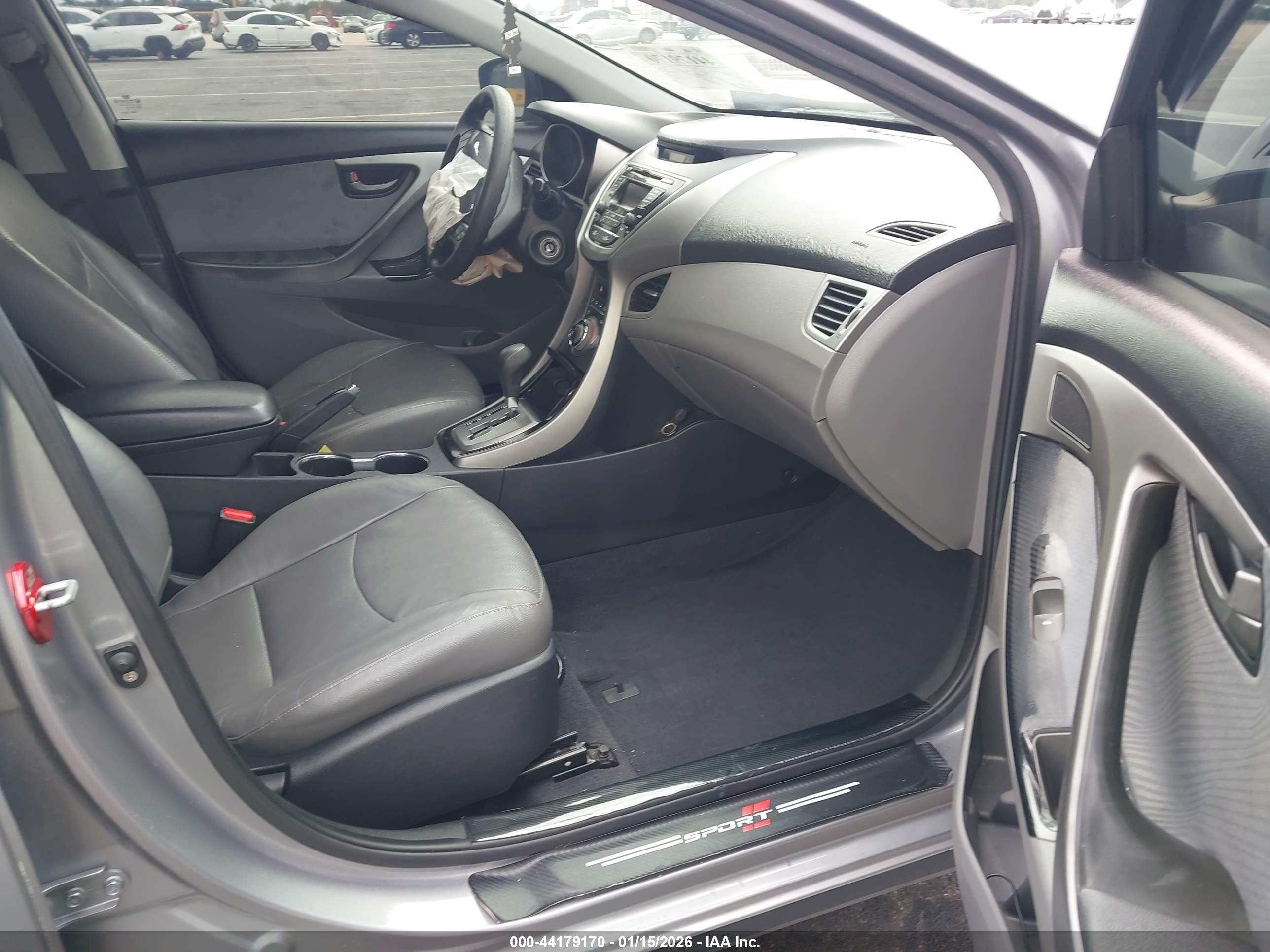 HYUNDAI ELANTRA image 5