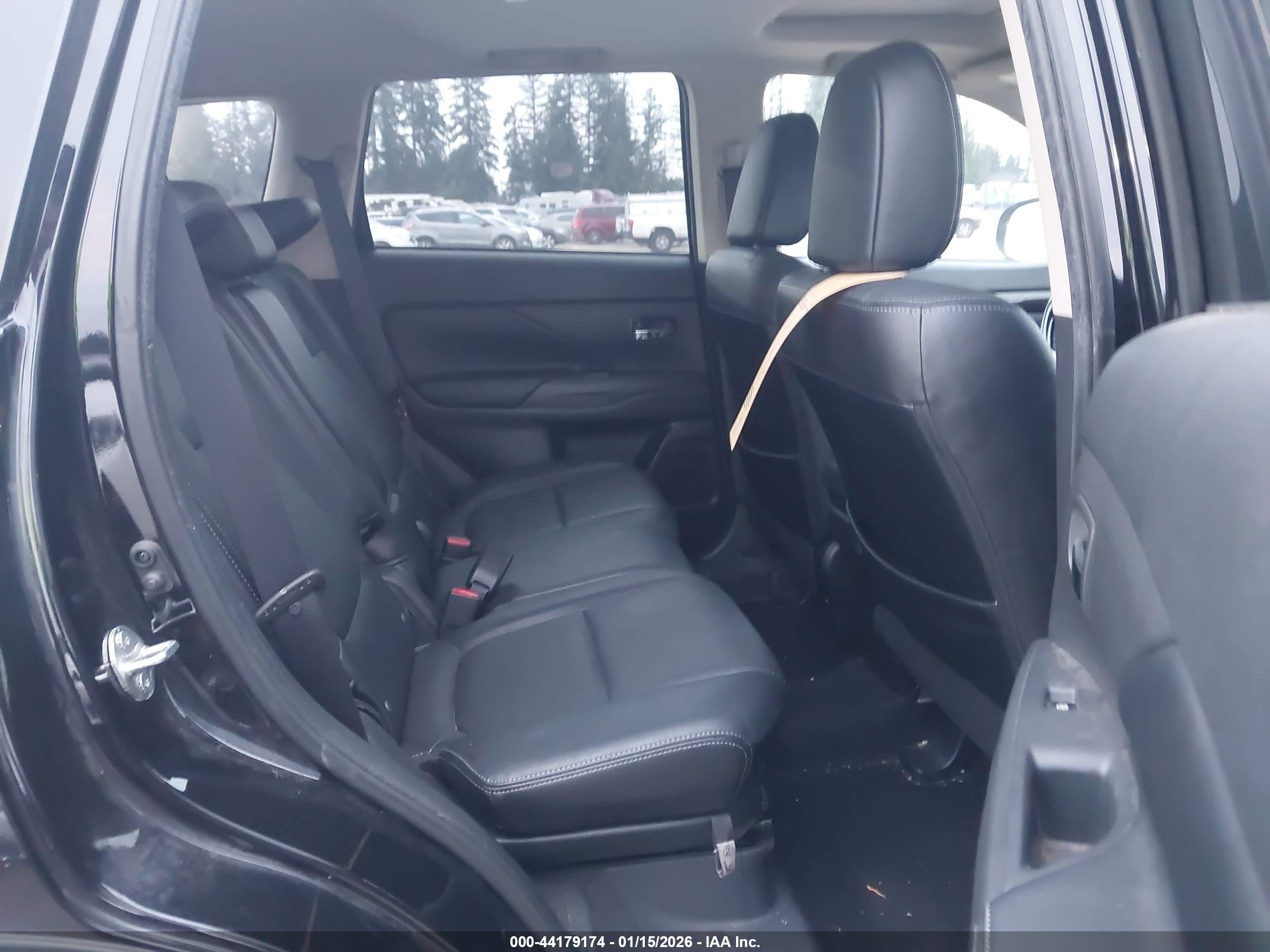 MITSUBISHI OUTLANDER image 8