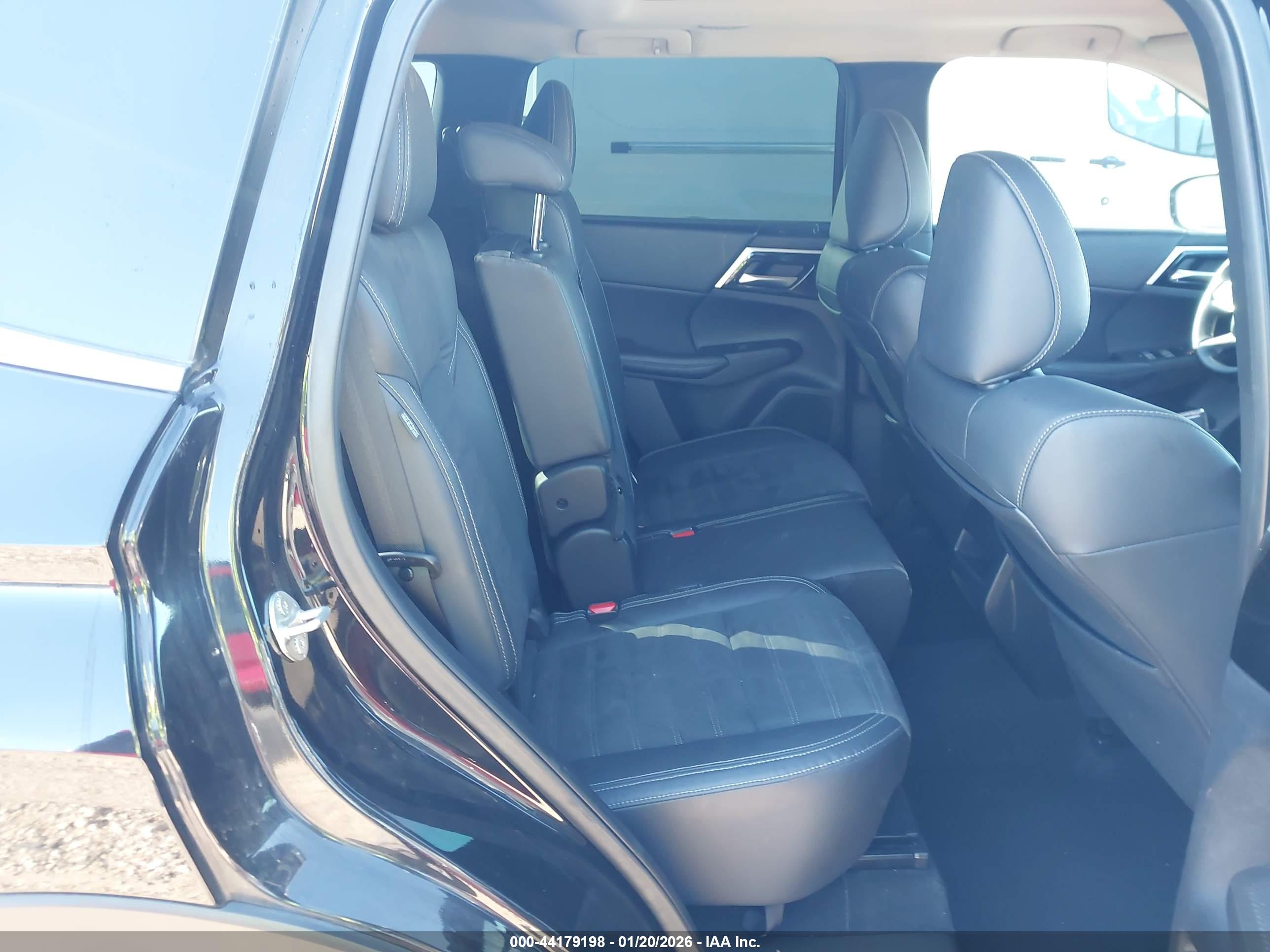 MITSUBISHI OUTLANDER image 8