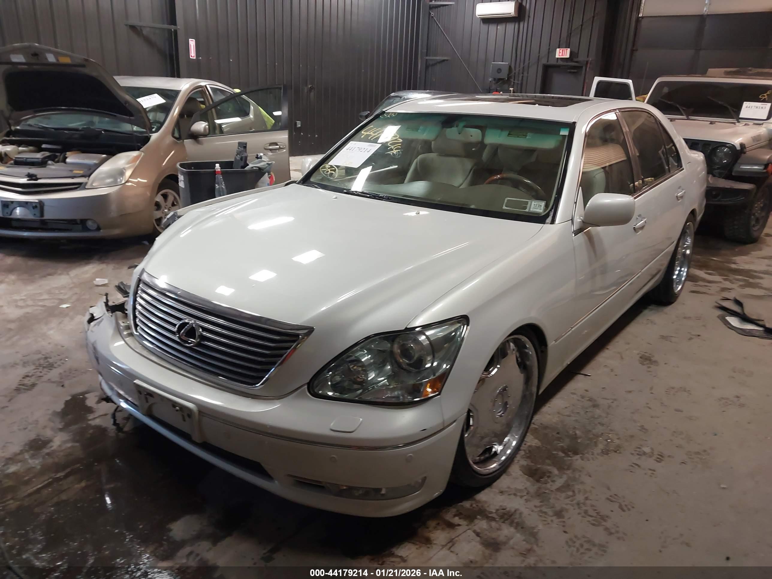LEXUS LS image 2