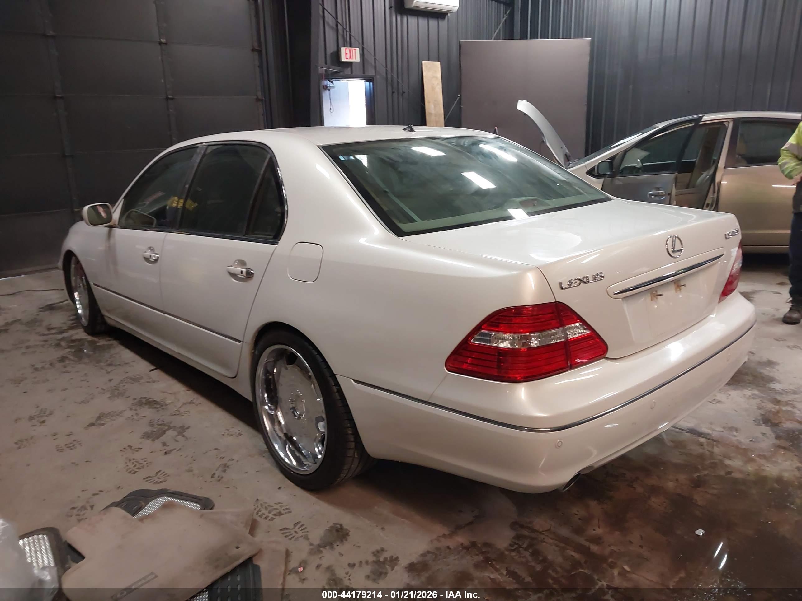 LEXUS LS image 3