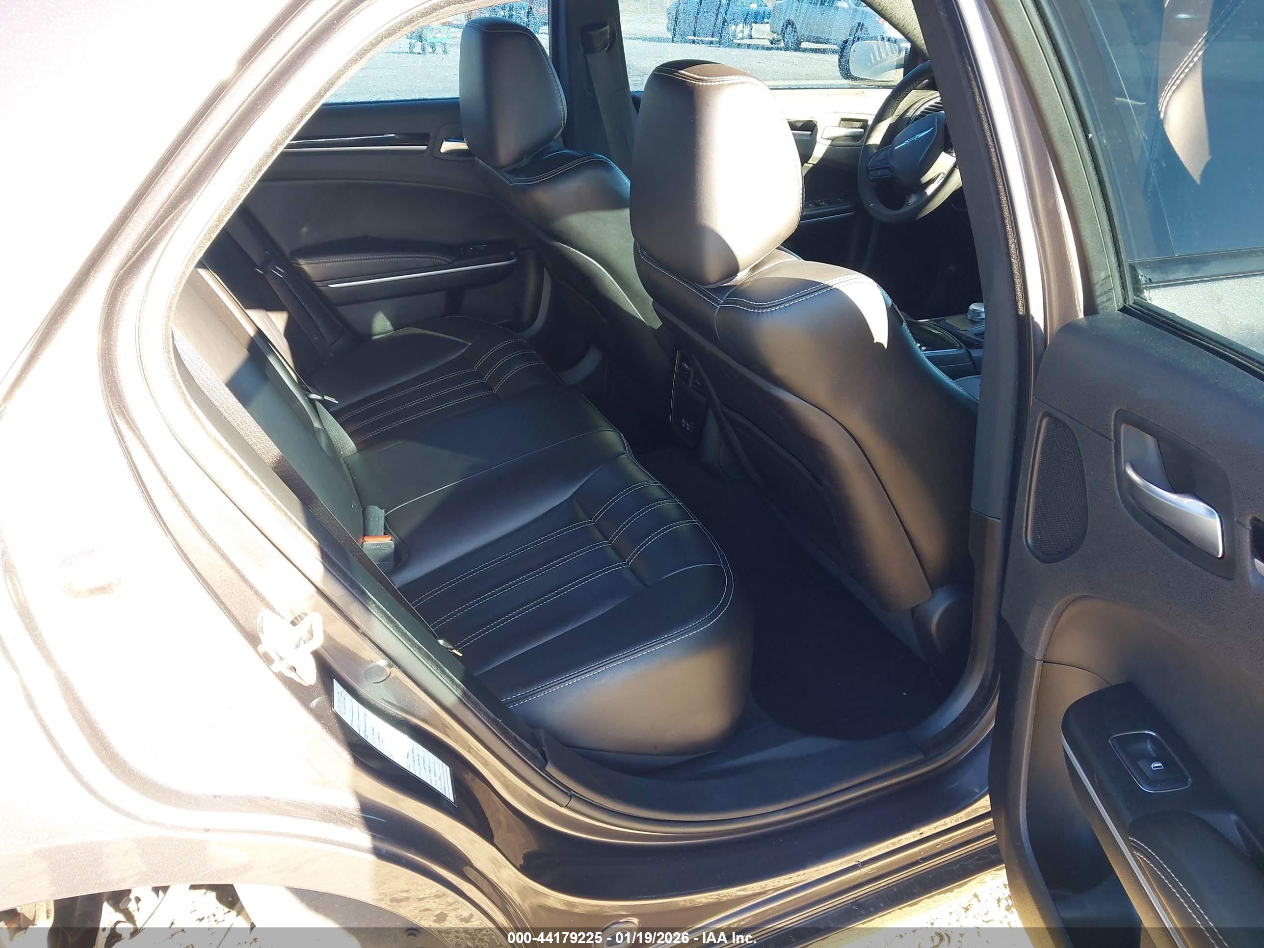 CHRYSLER 300 image 8