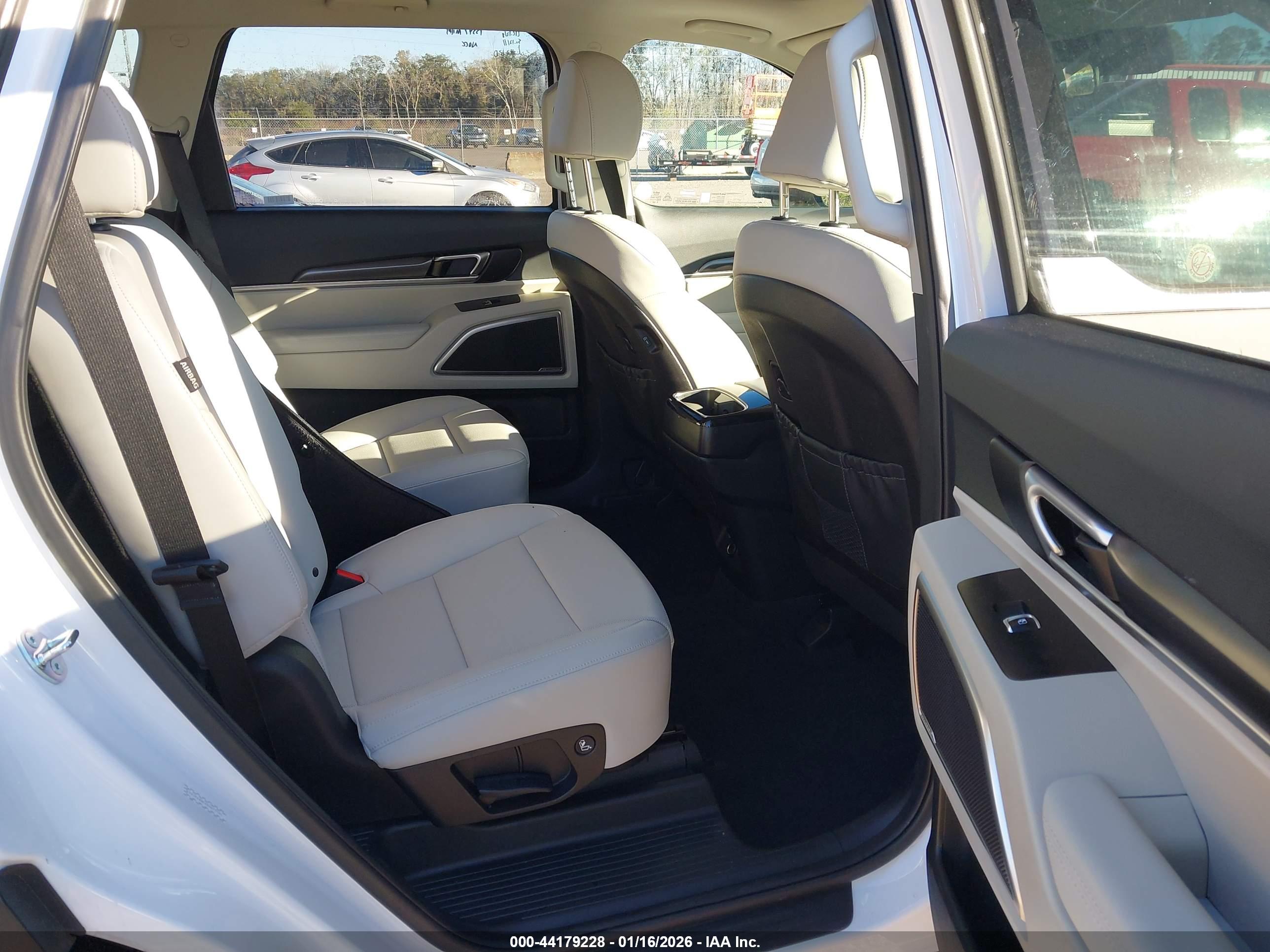 KIA TELLURIDE image 8
