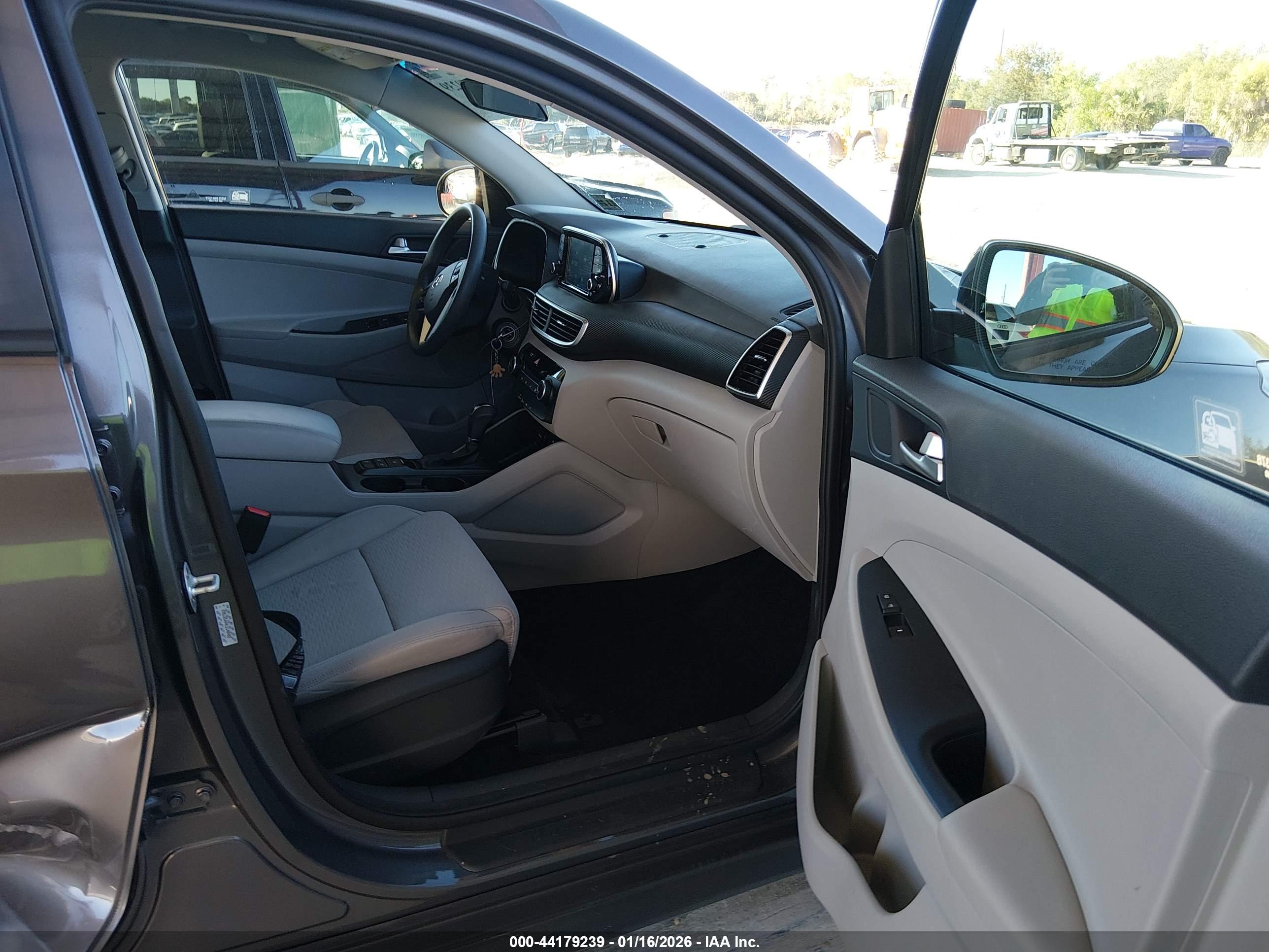 HYUNDAI TUCSON image 5