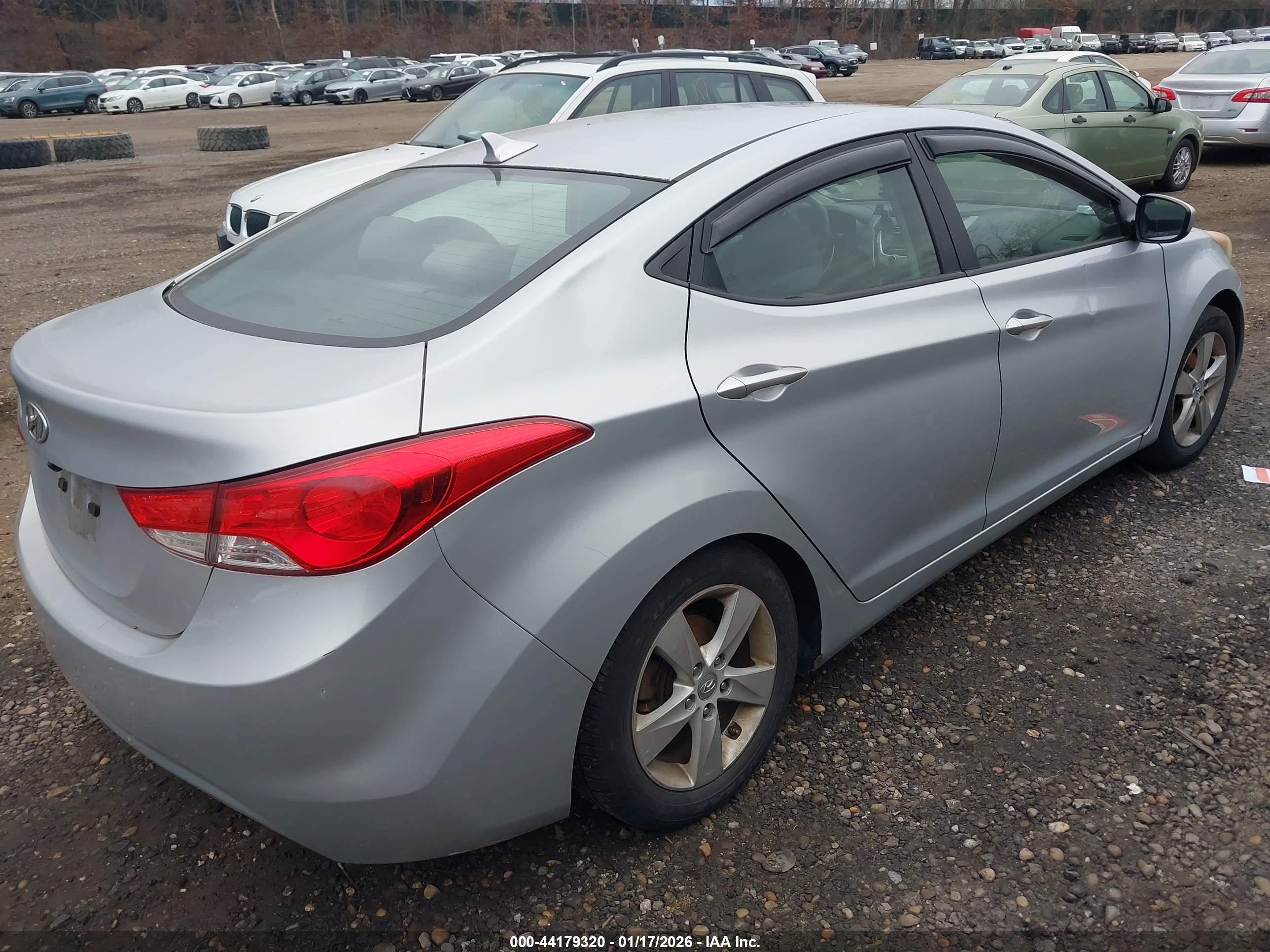 HYUNDAI ELANTRA image 4