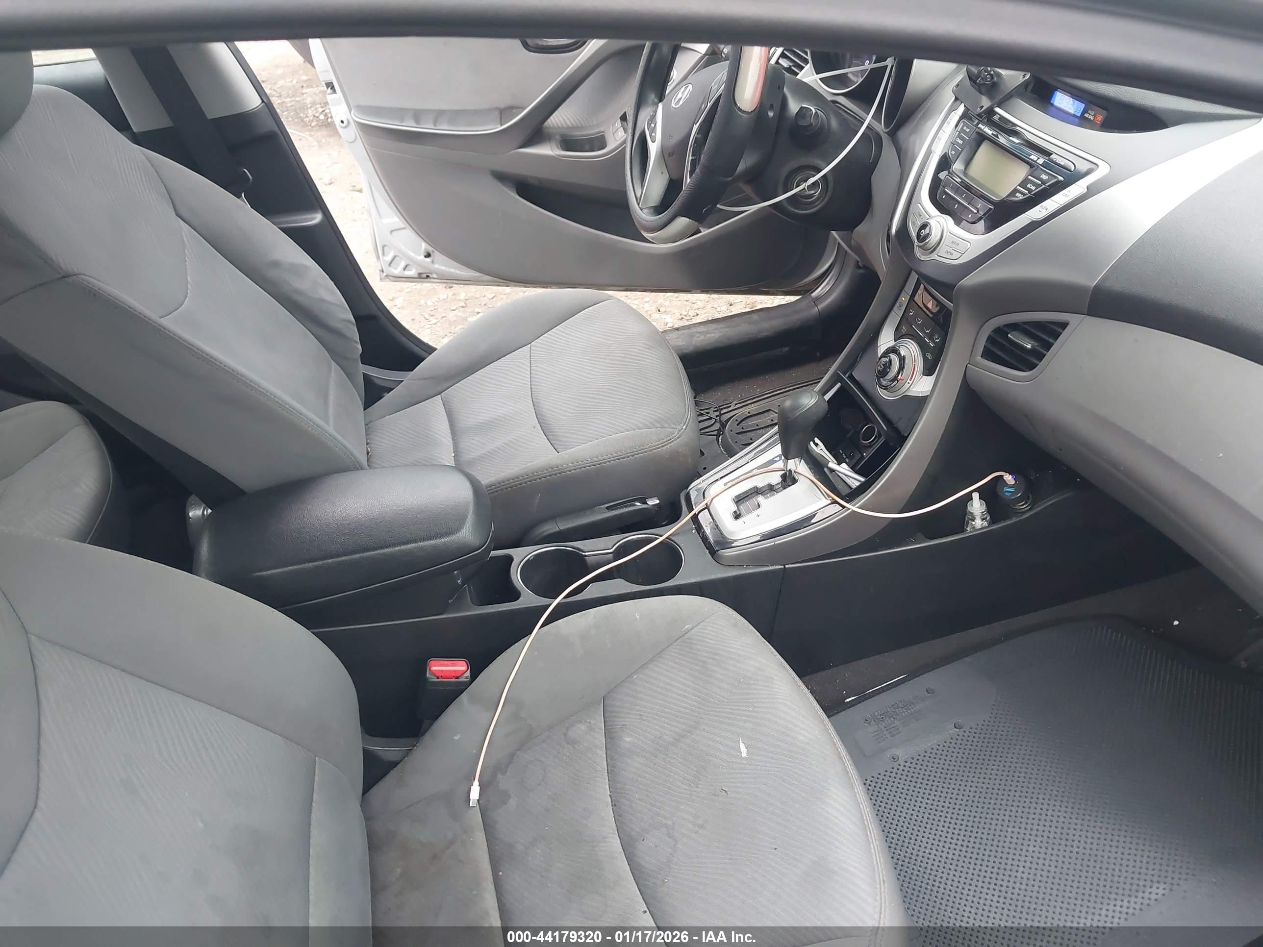 HYUNDAI ELANTRA image 5