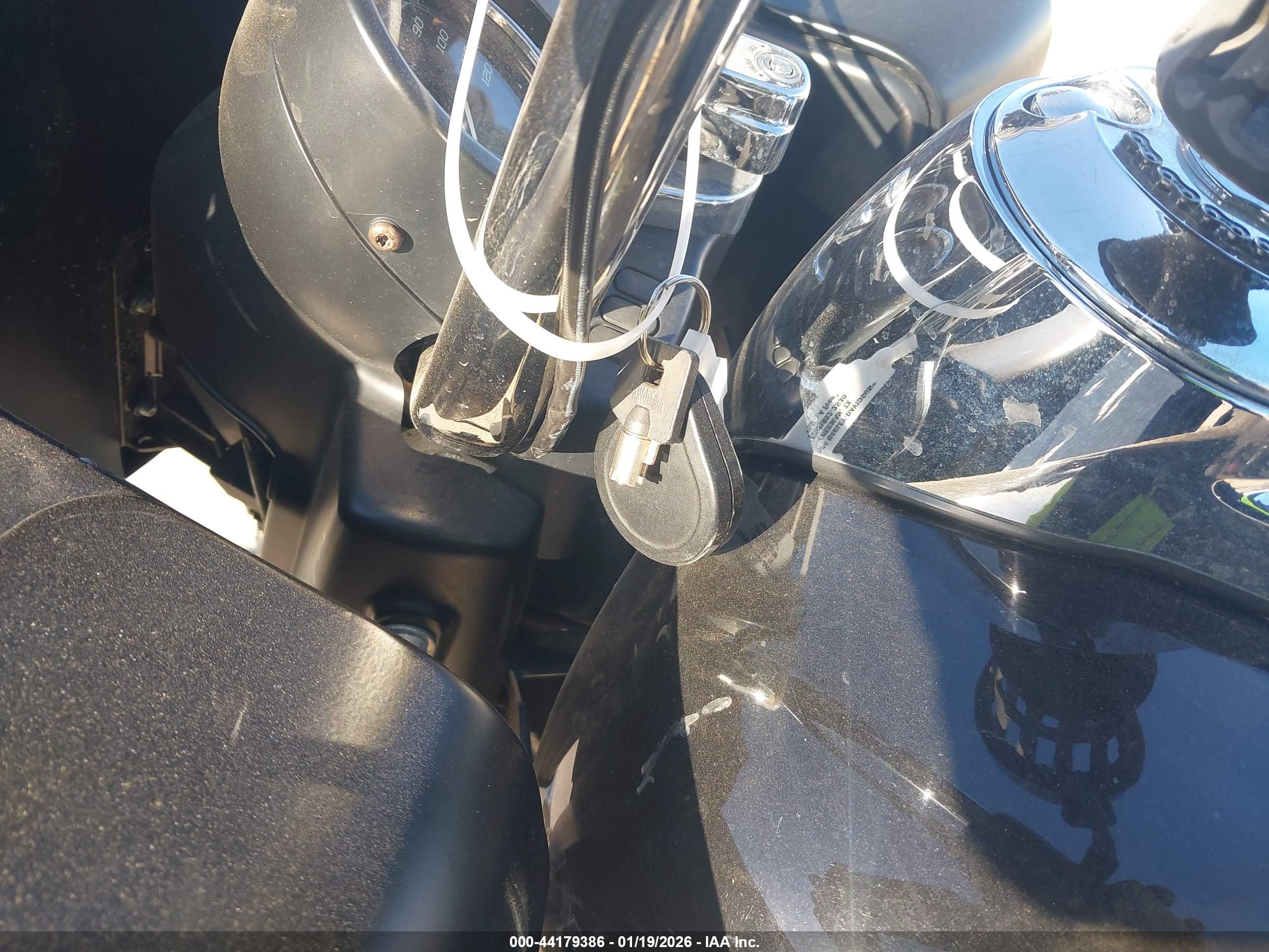 HARLEY-DAVIDSON FLTRU image 11
