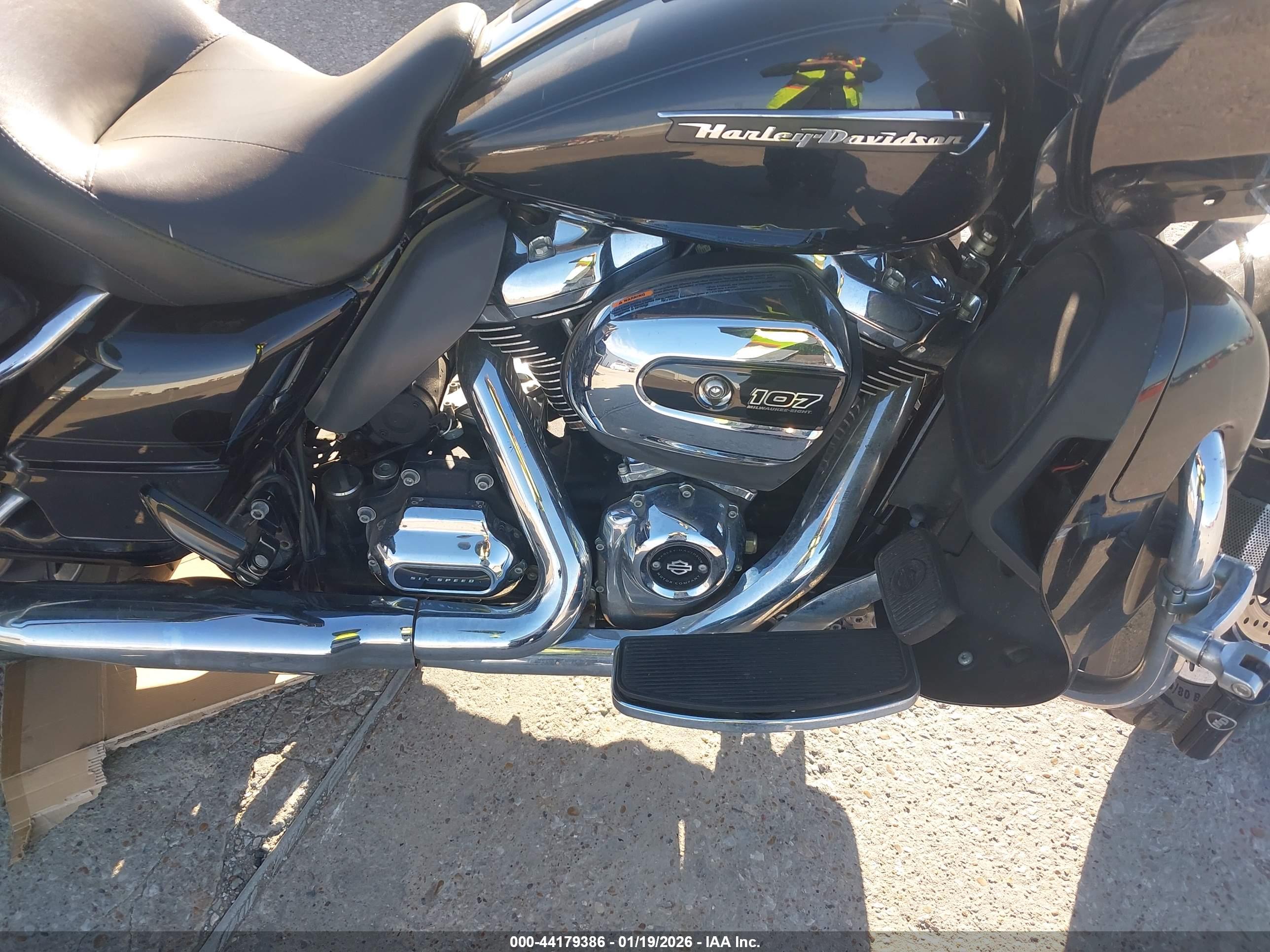 HARLEY-DAVIDSON FLTRU image 8