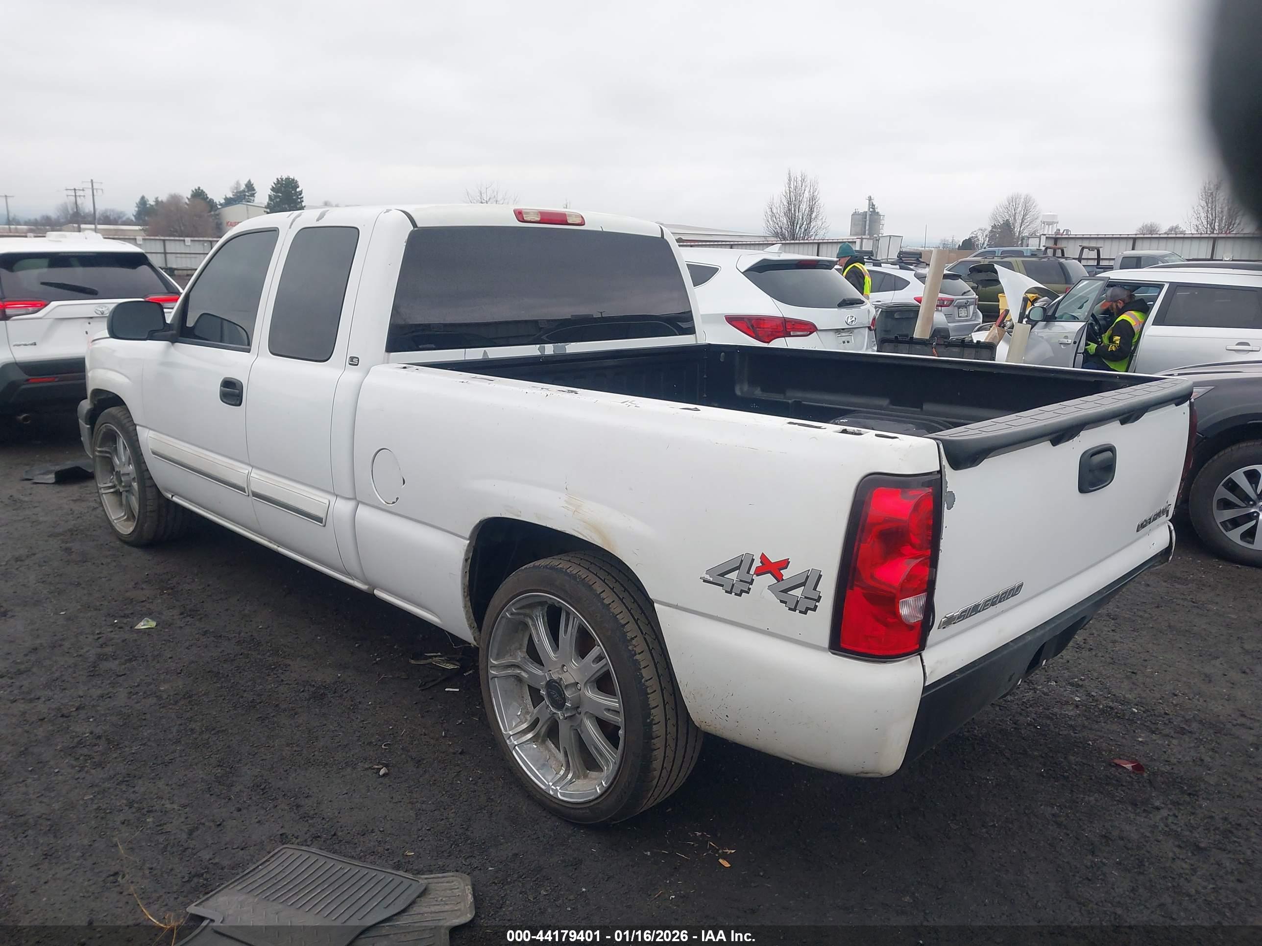 CHEVROLET SILVERADO image 3