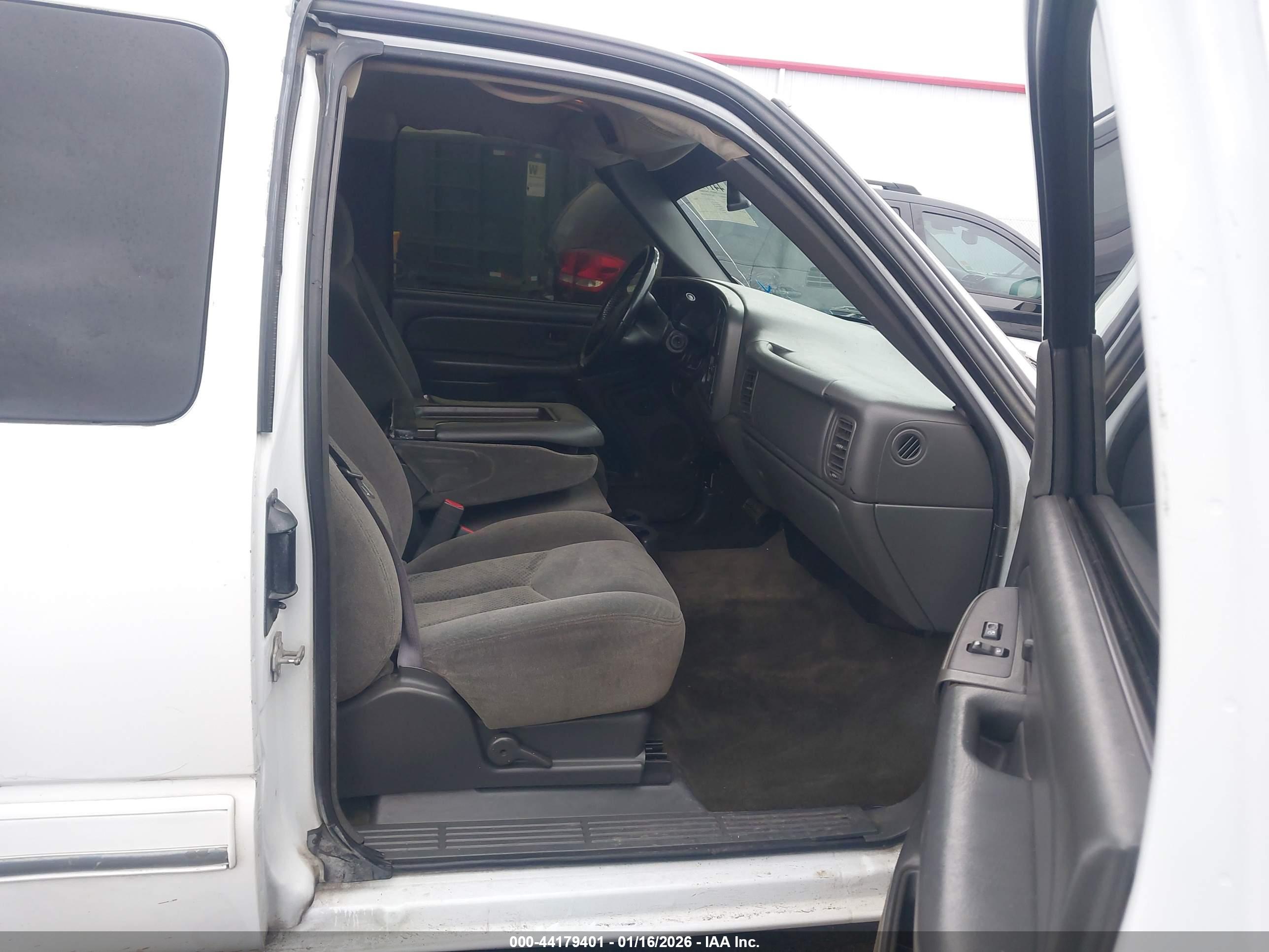 CHEVROLET SILVERADO image 5