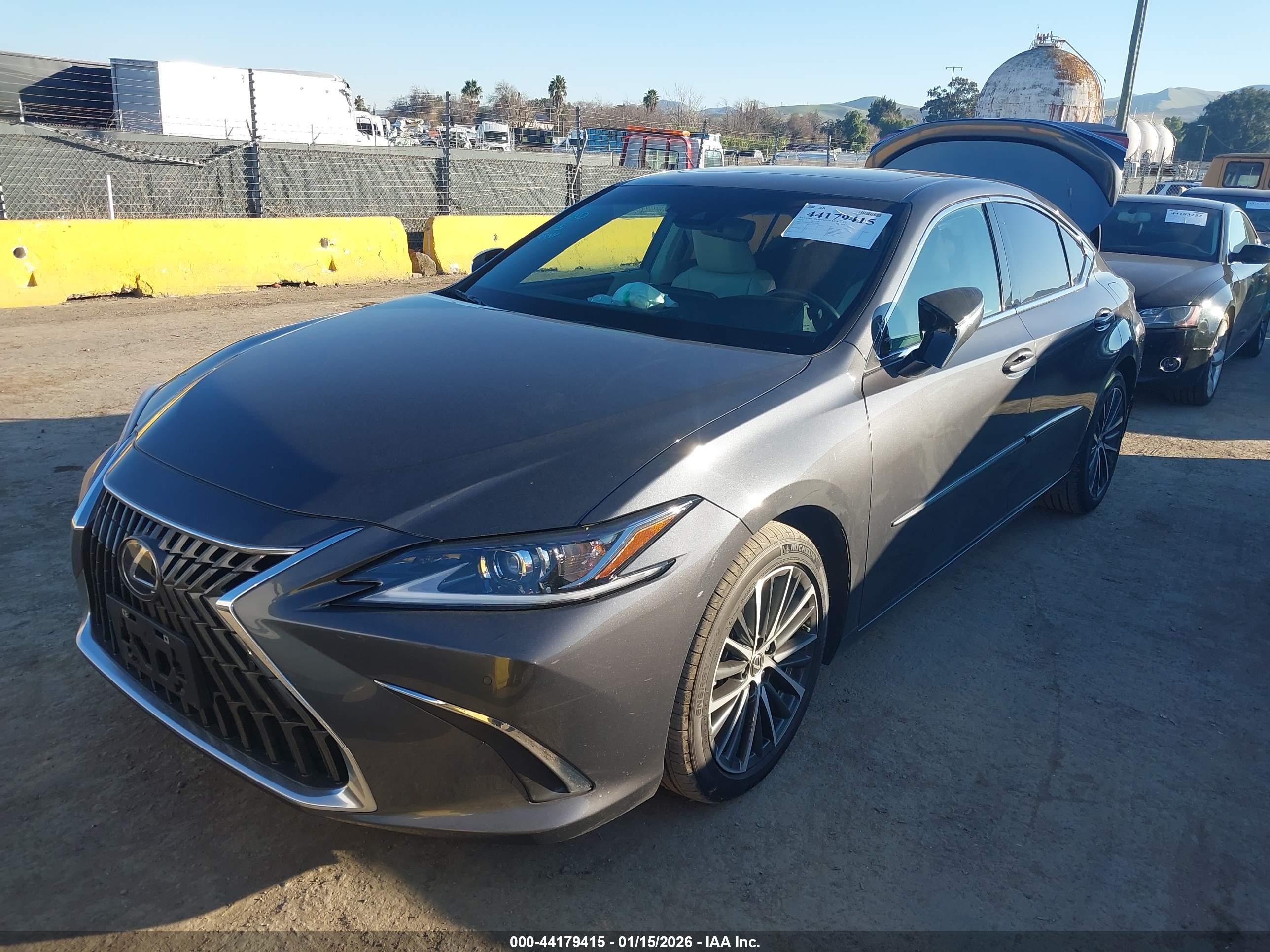 LEXUS ES image 2
