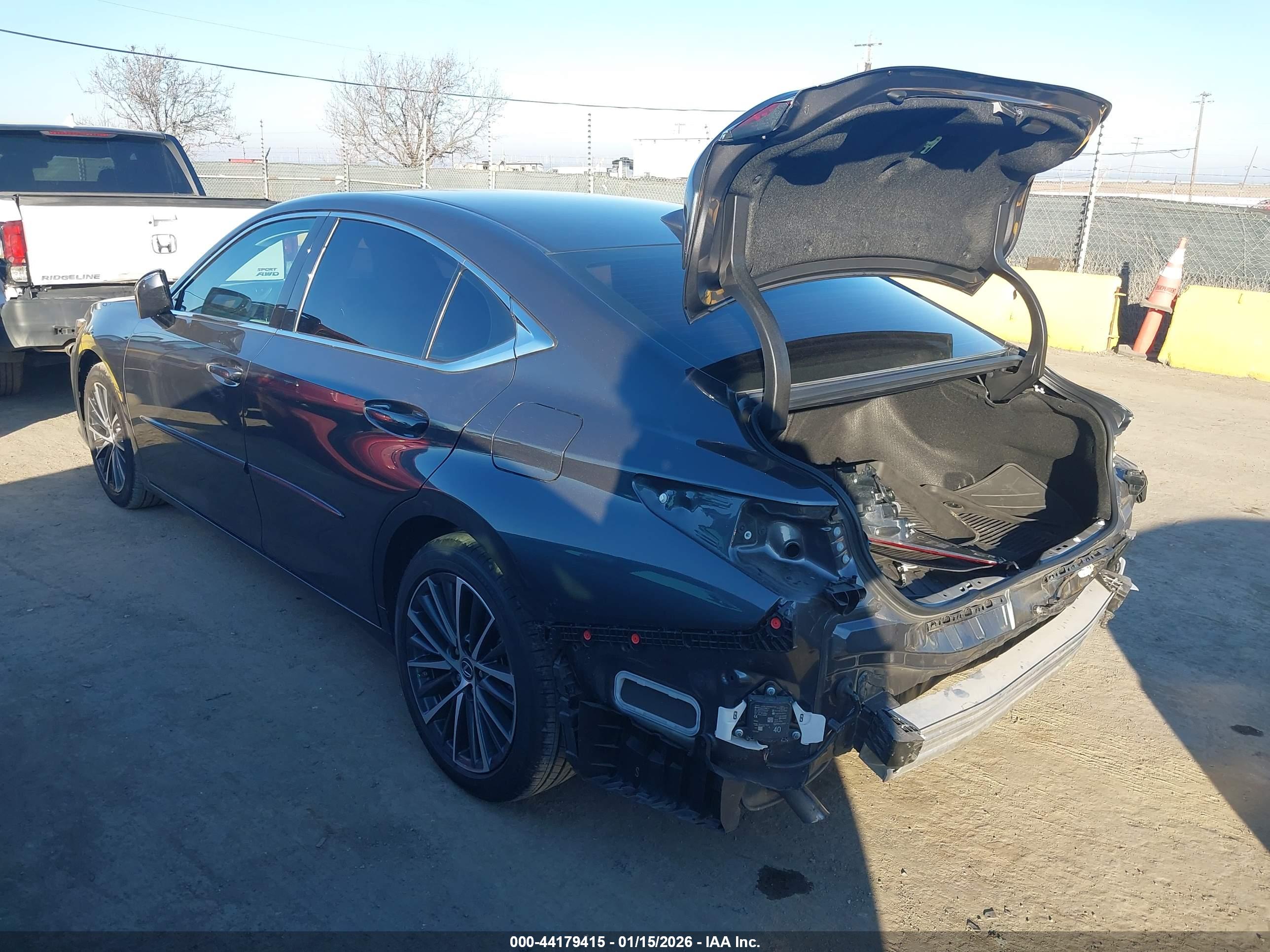 LEXUS ES image 3