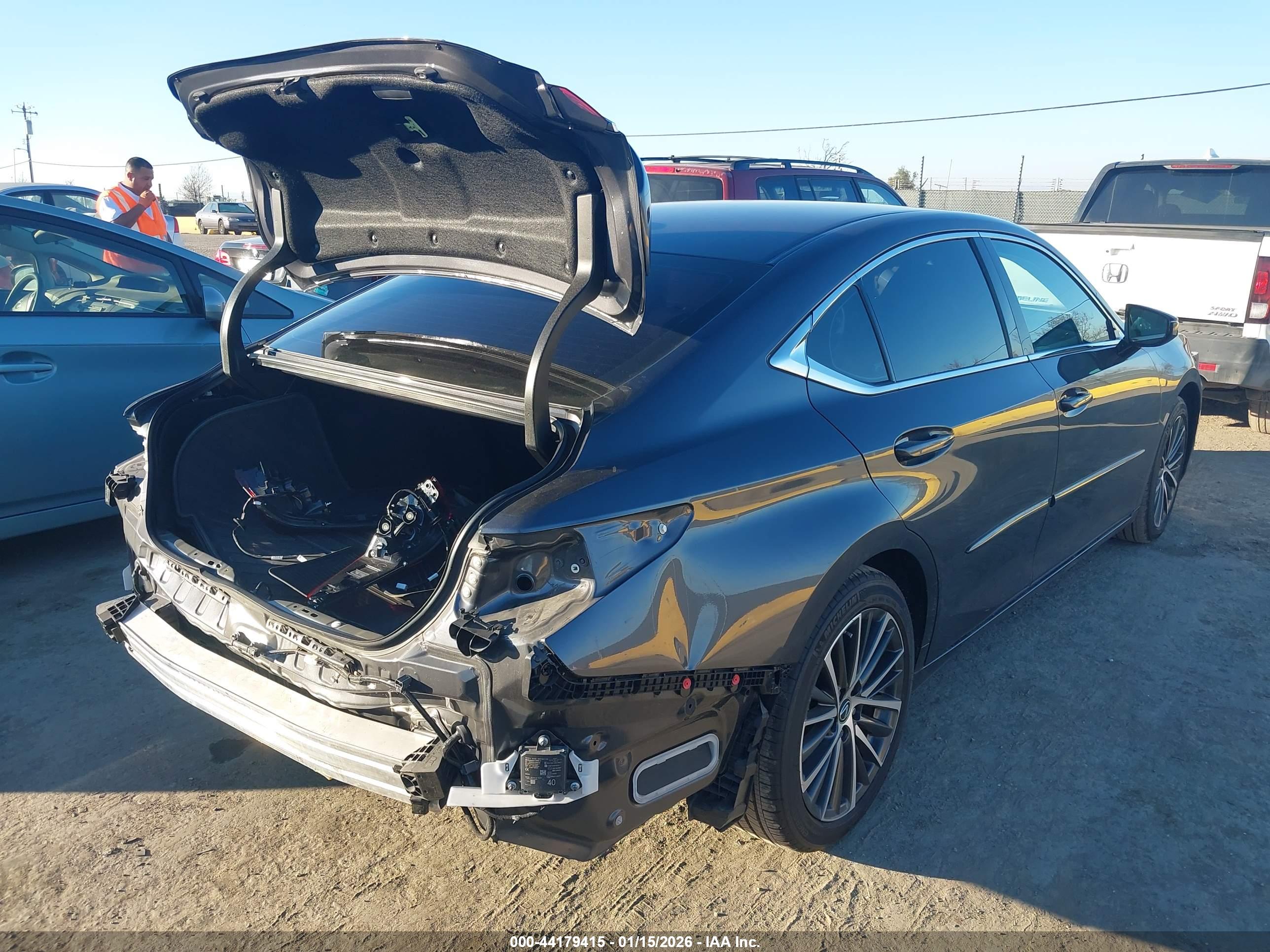 LEXUS ES image 4