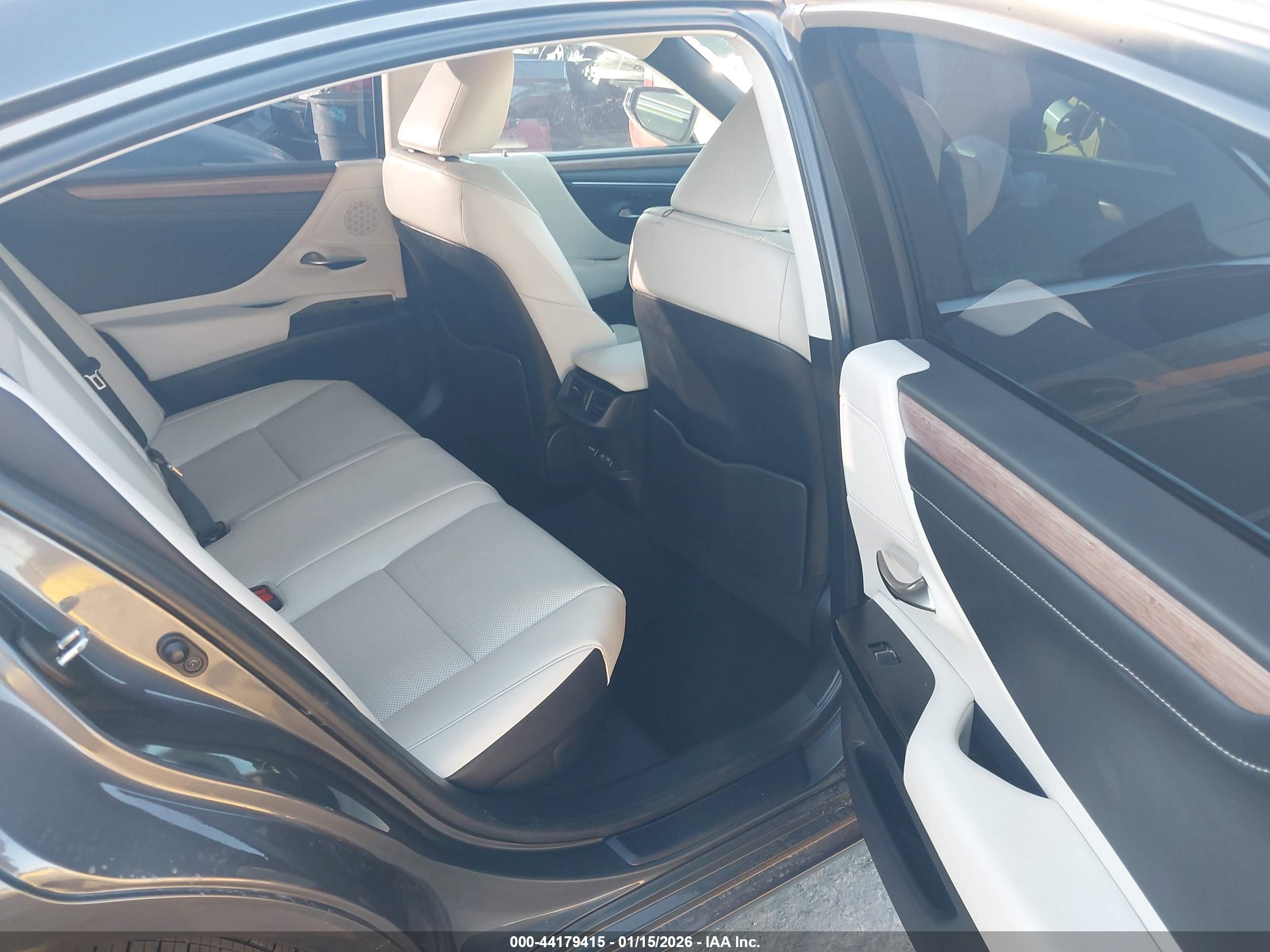 LEXUS ES image 8