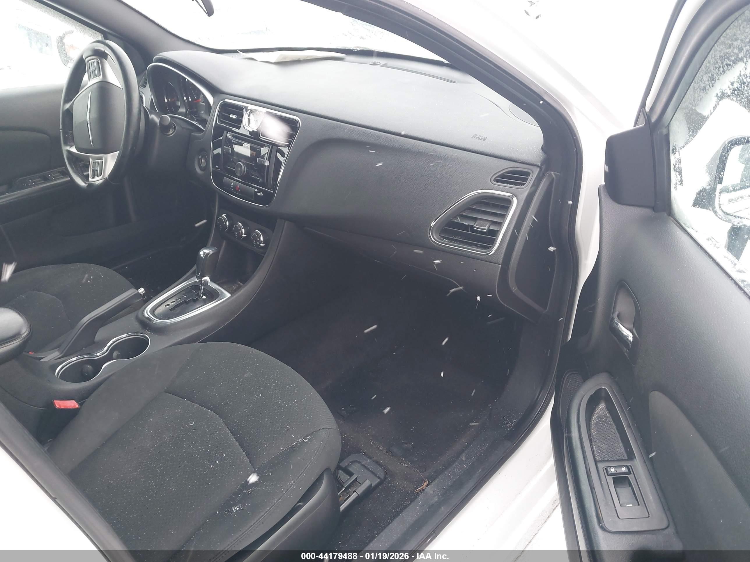 CHRYSLER 200 image 5