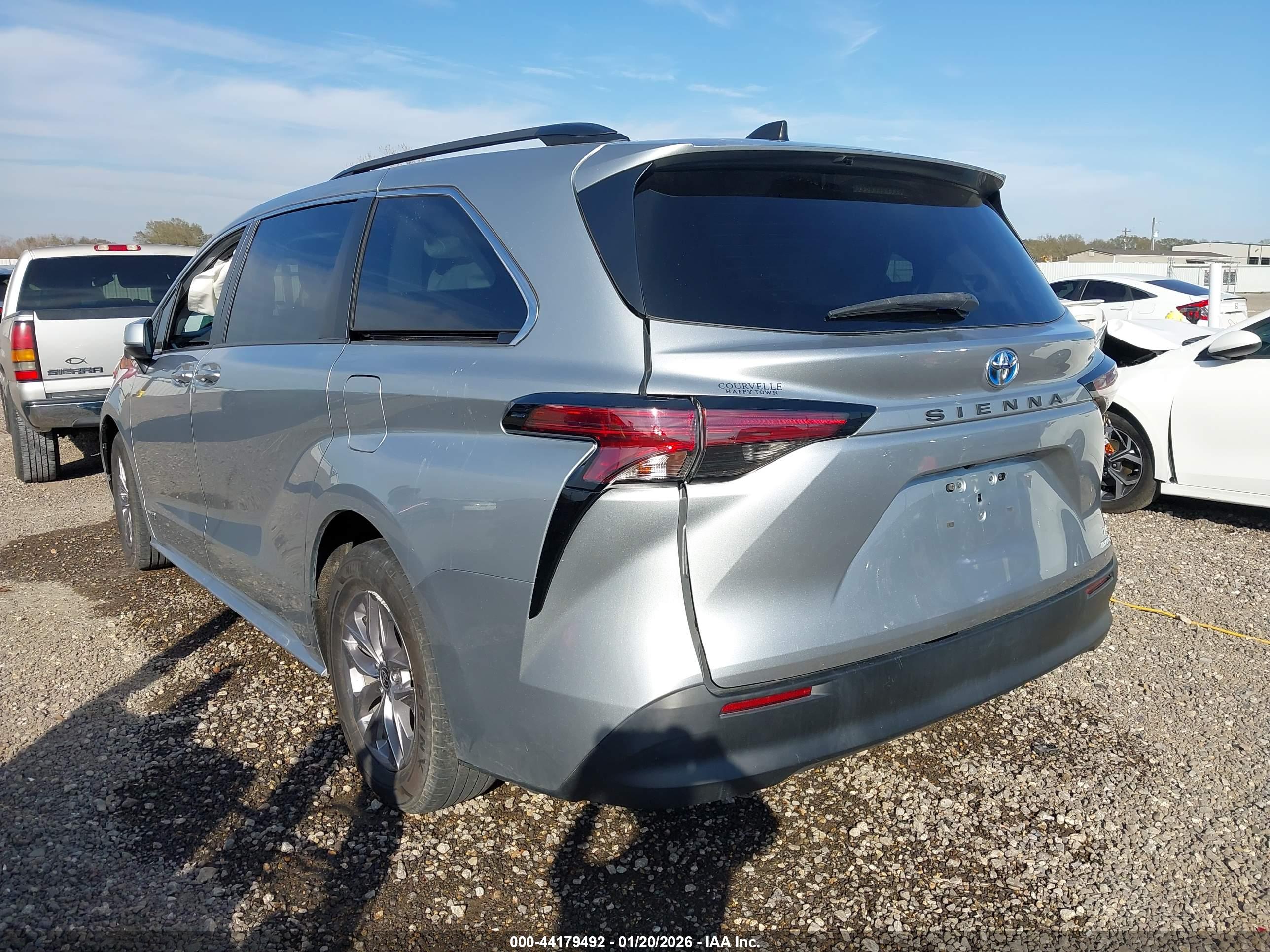 TOYOTA SIENNA image 3
