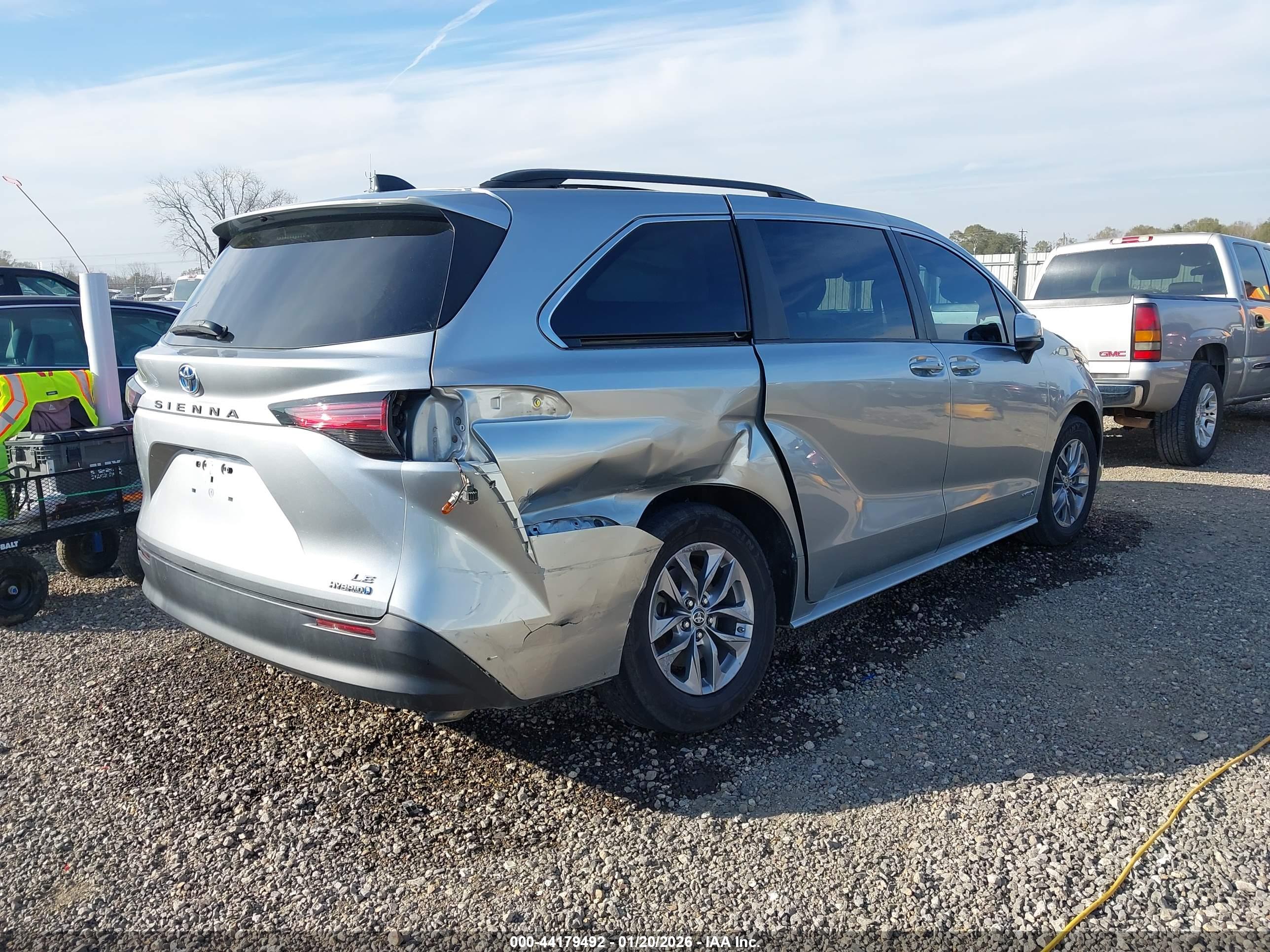 TOYOTA SIENNA image 4