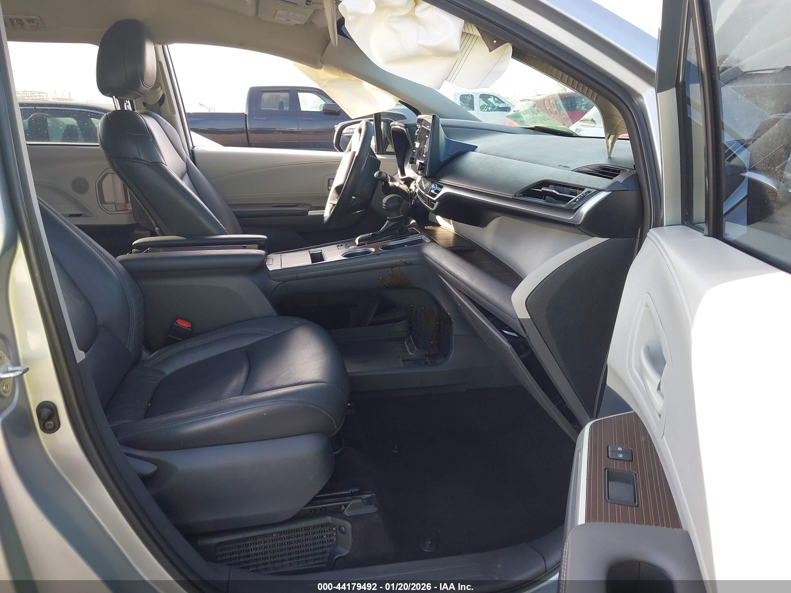 TOYOTA SIENNA image 5