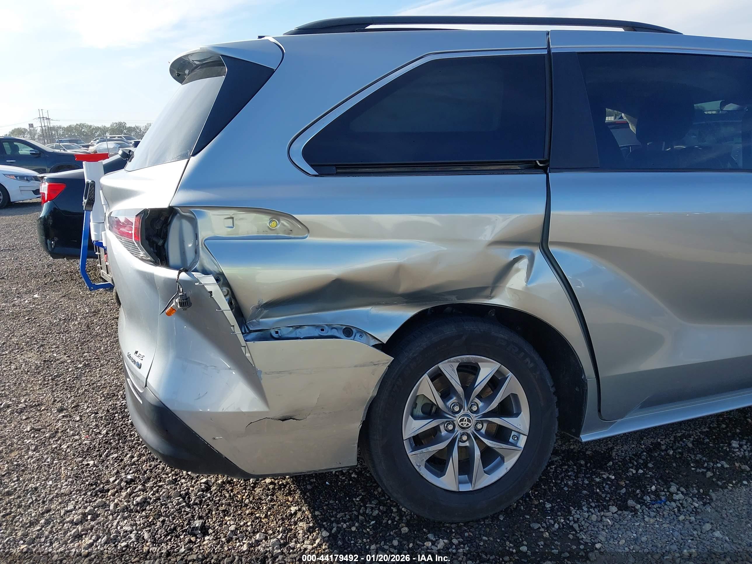 TOYOTA SIENNA image 6