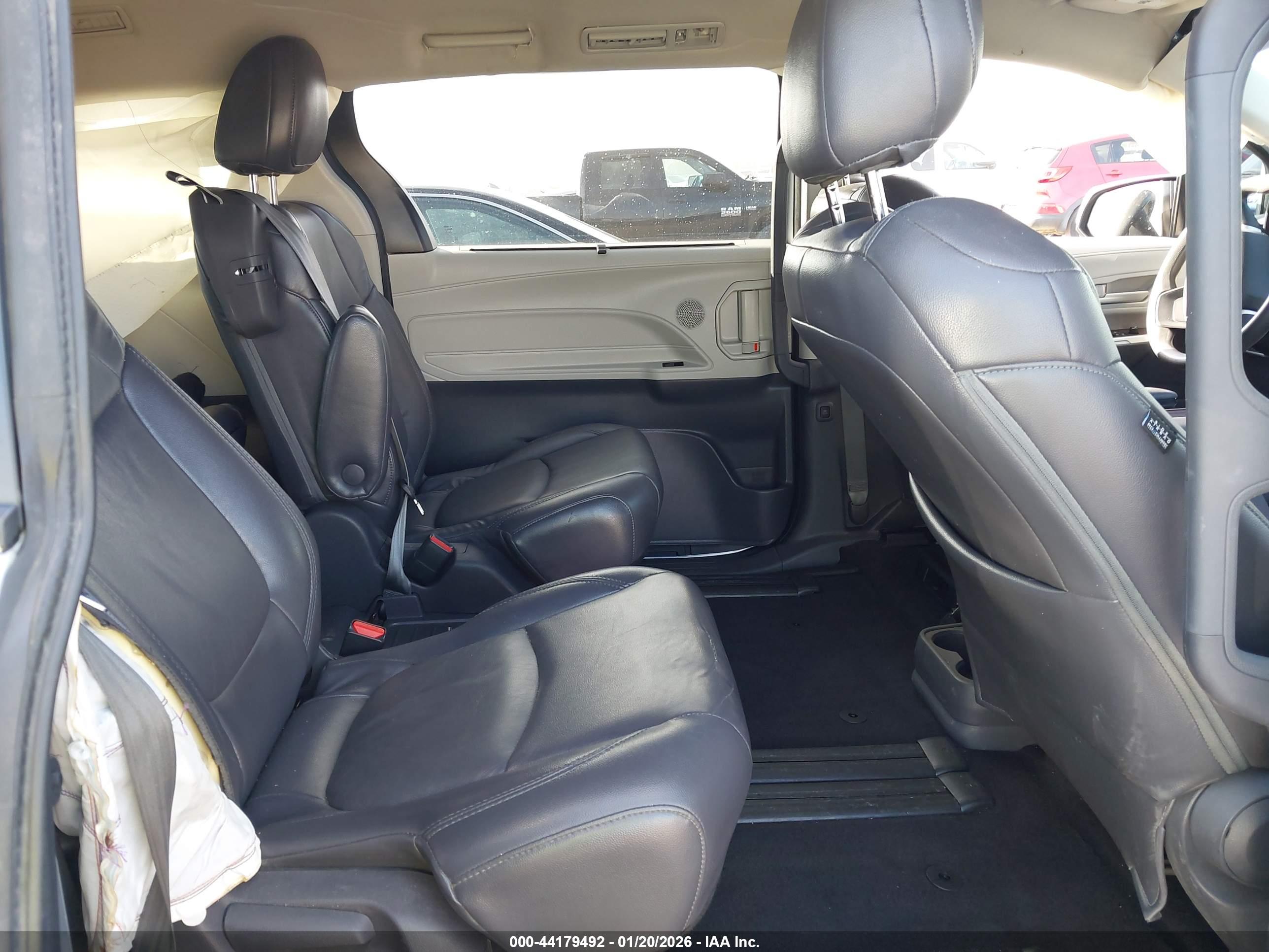 TOYOTA SIENNA image 8
