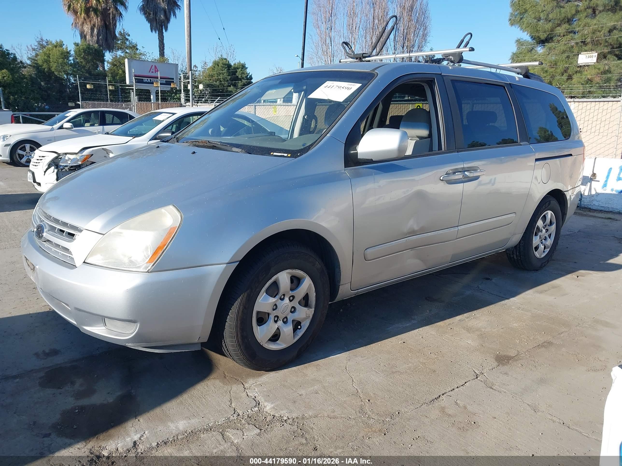 KIA SEDONA image 2