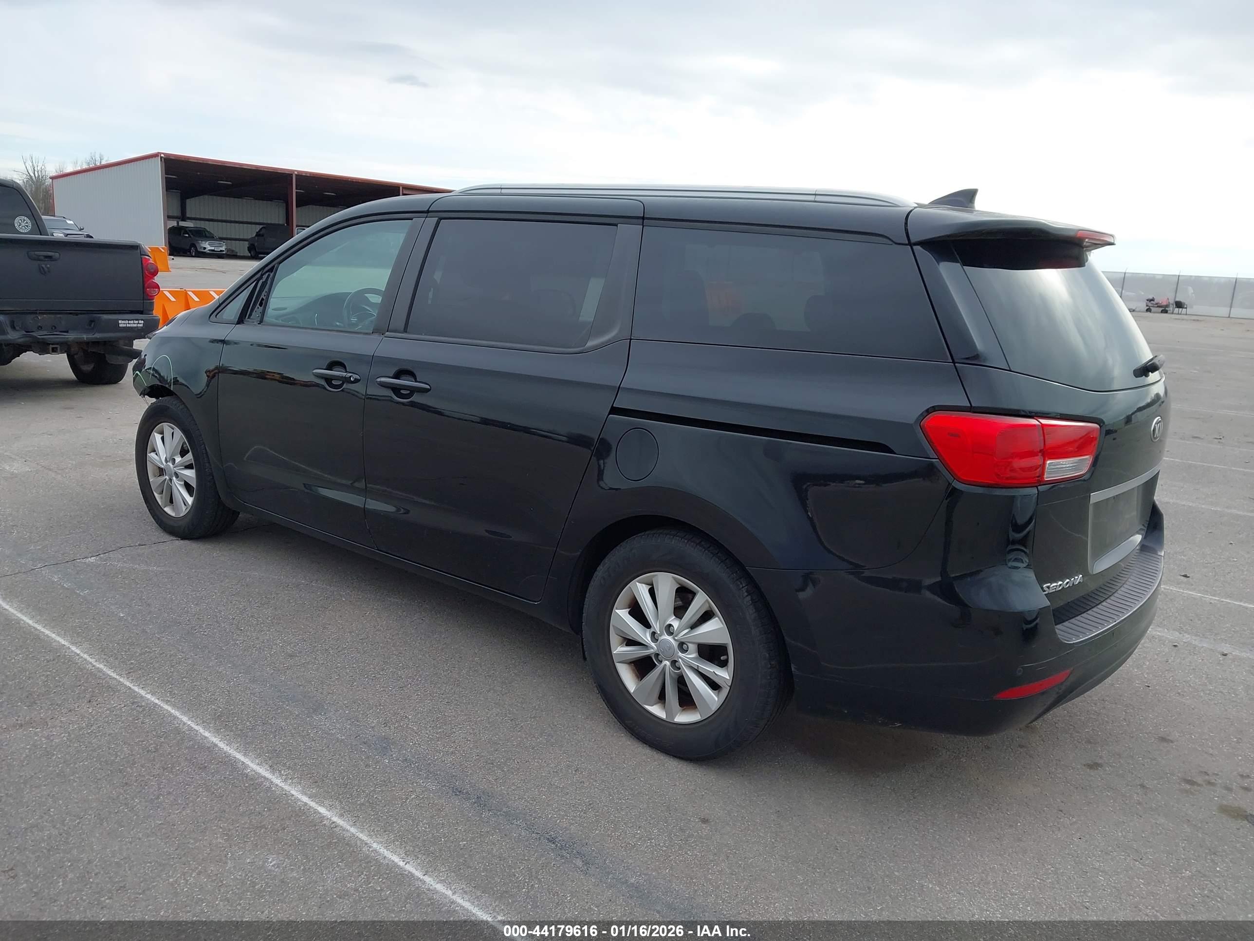 KIA SEDONA image 3