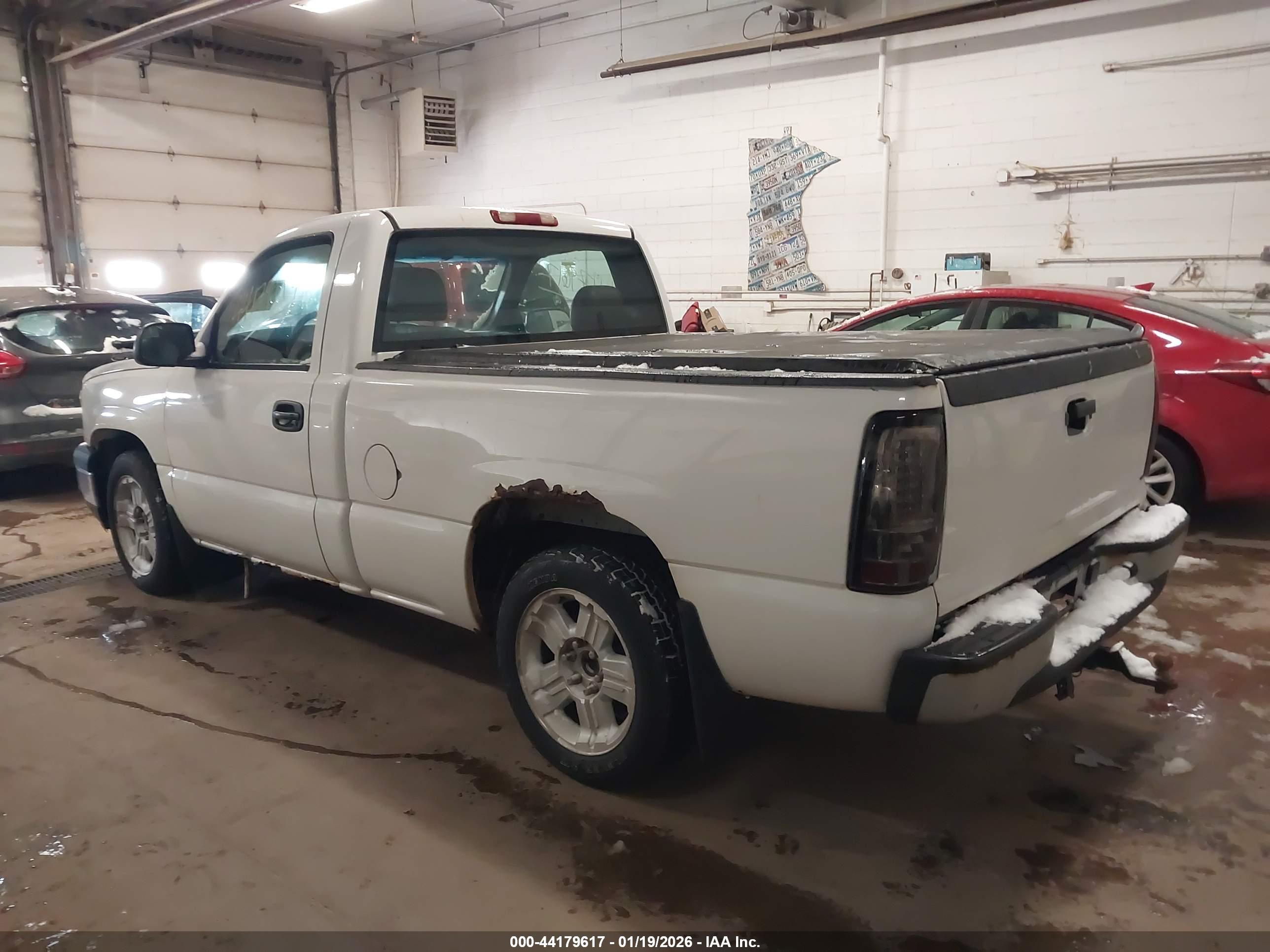 CHEVROLET SILVERADO image 3