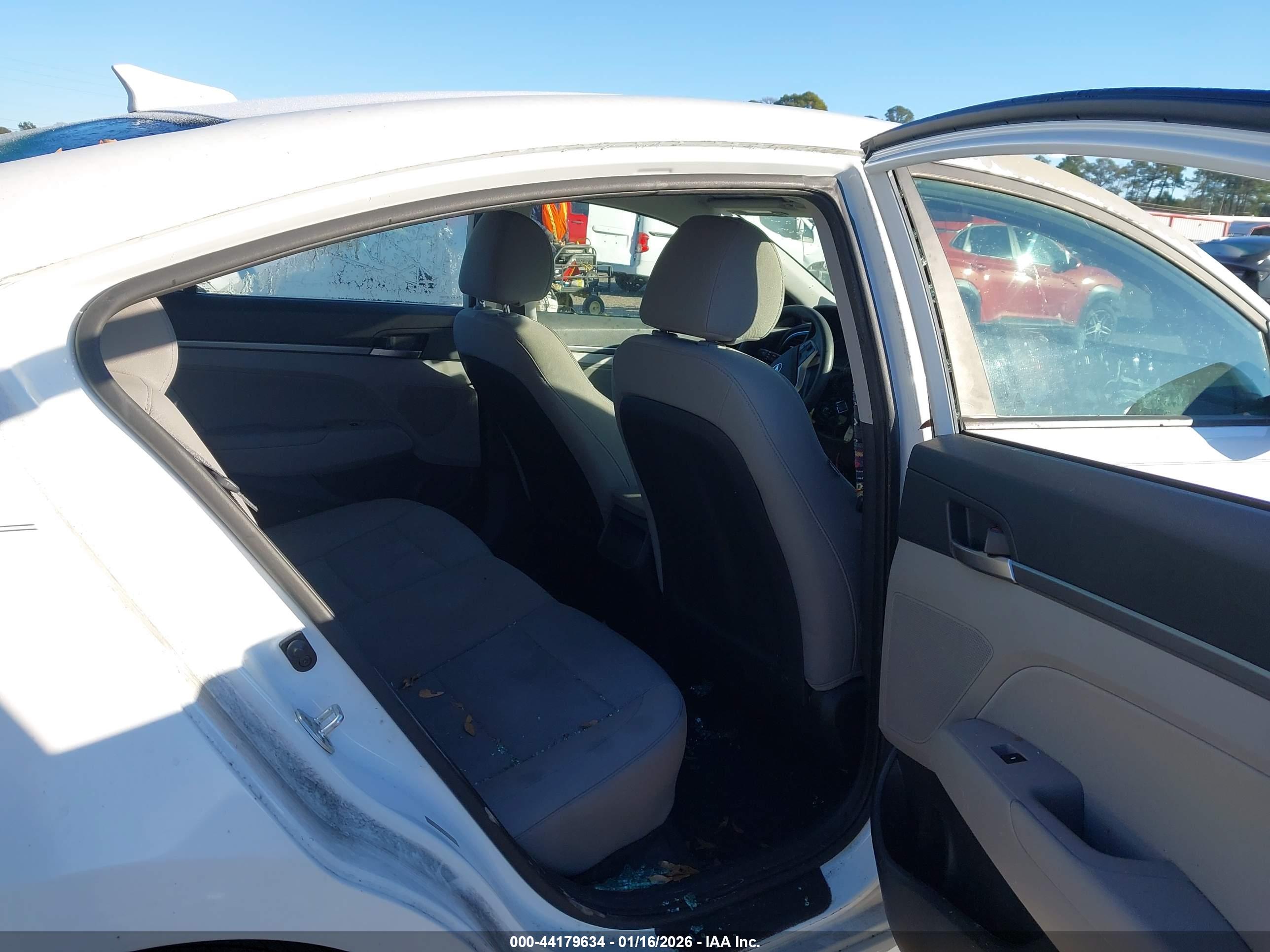 HYUNDAI ELANTRA image 8