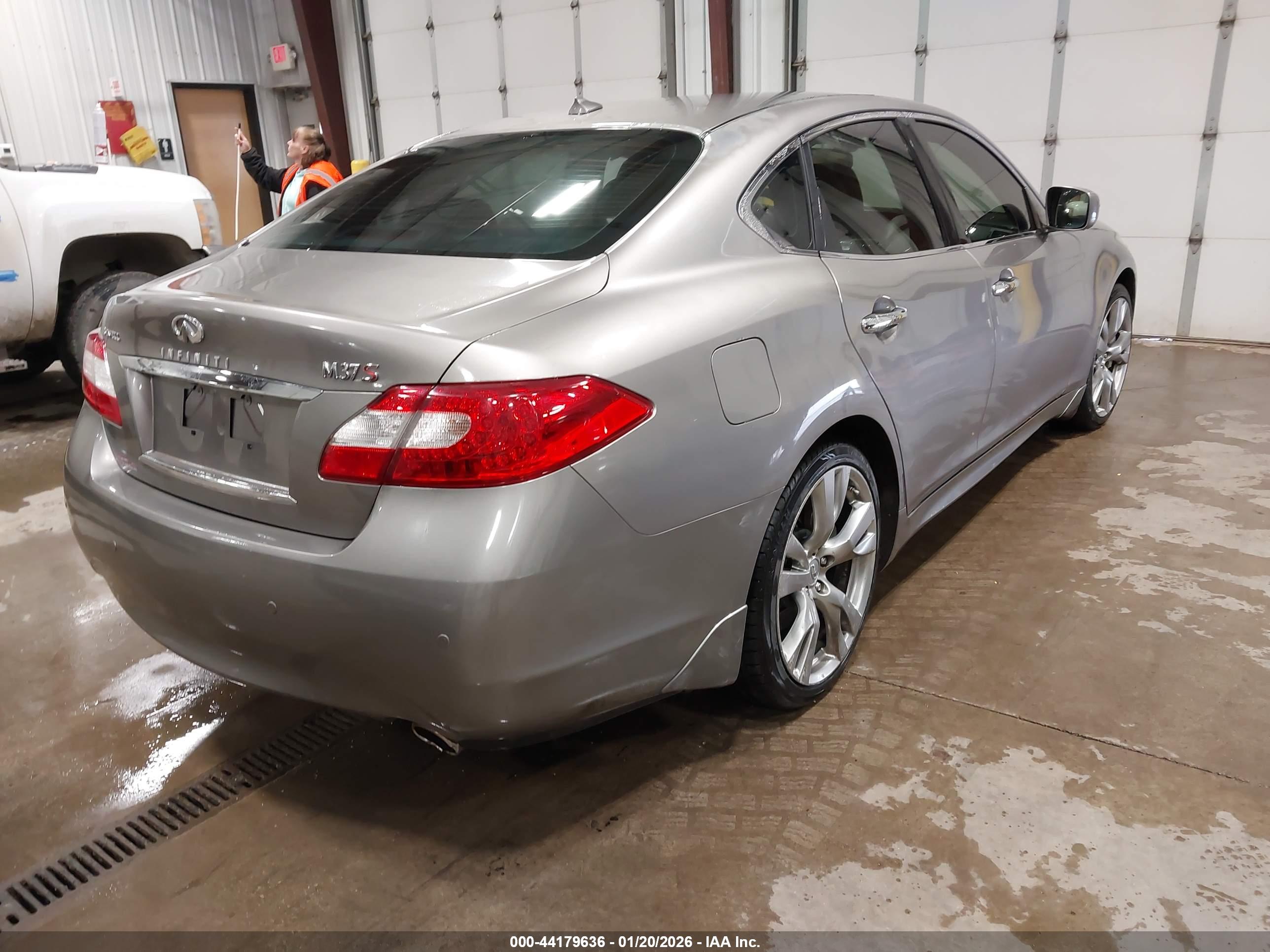 INFINITI M37 image 4