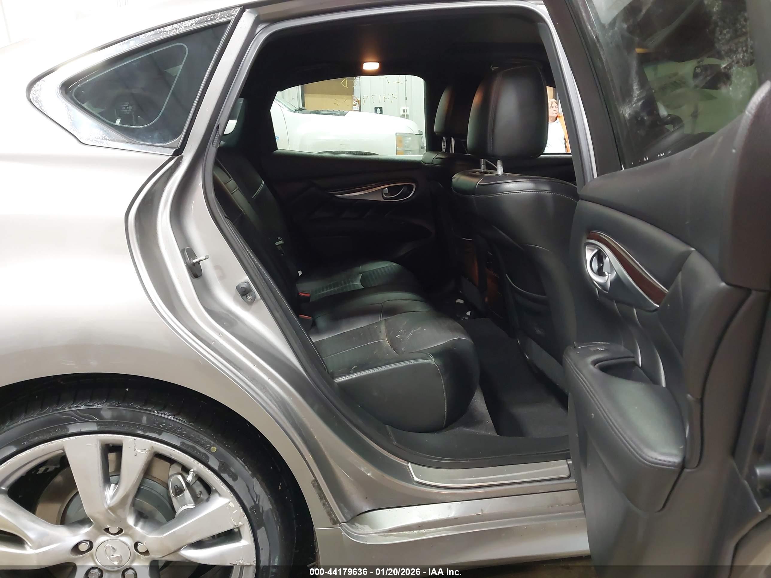 INFINITI M37 image 8