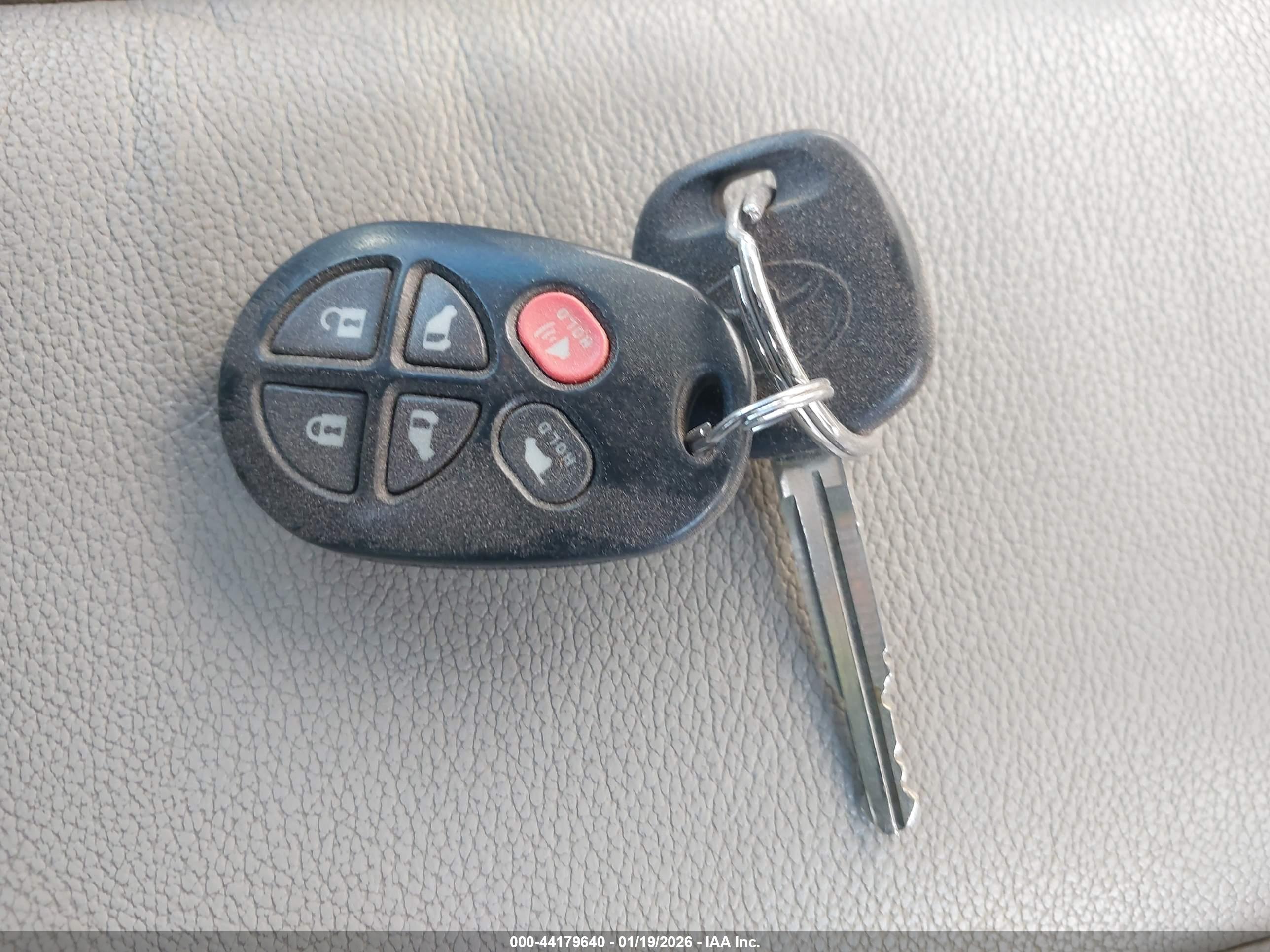 TOYOTA SIENNA image 11