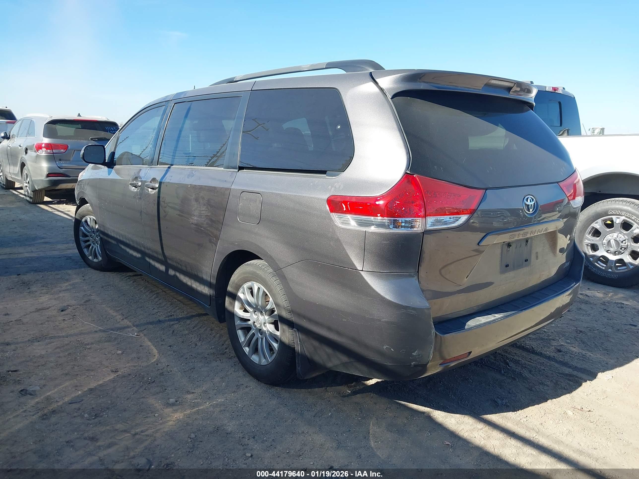 TOYOTA SIENNA image 3