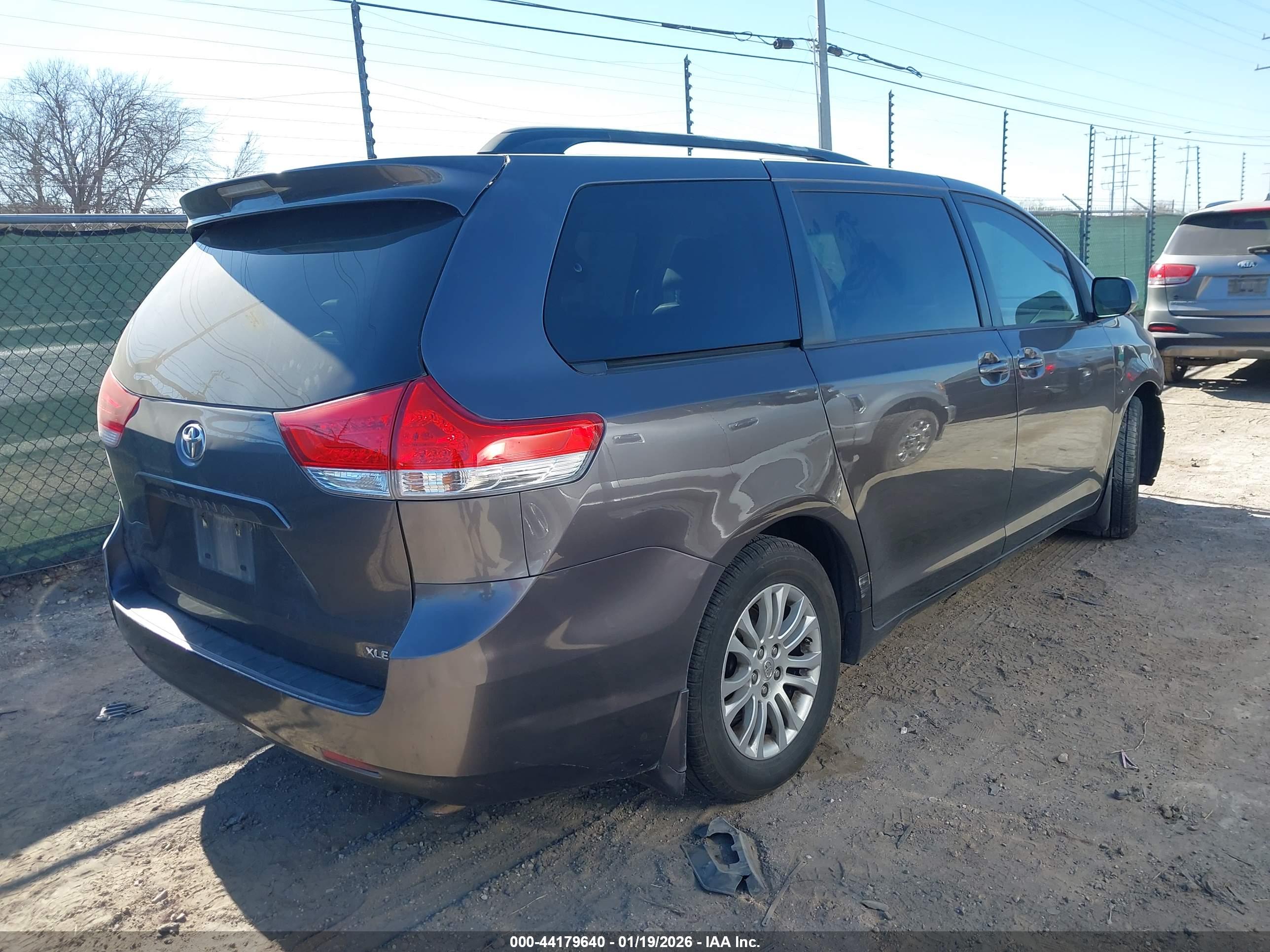 TOYOTA SIENNA image 4