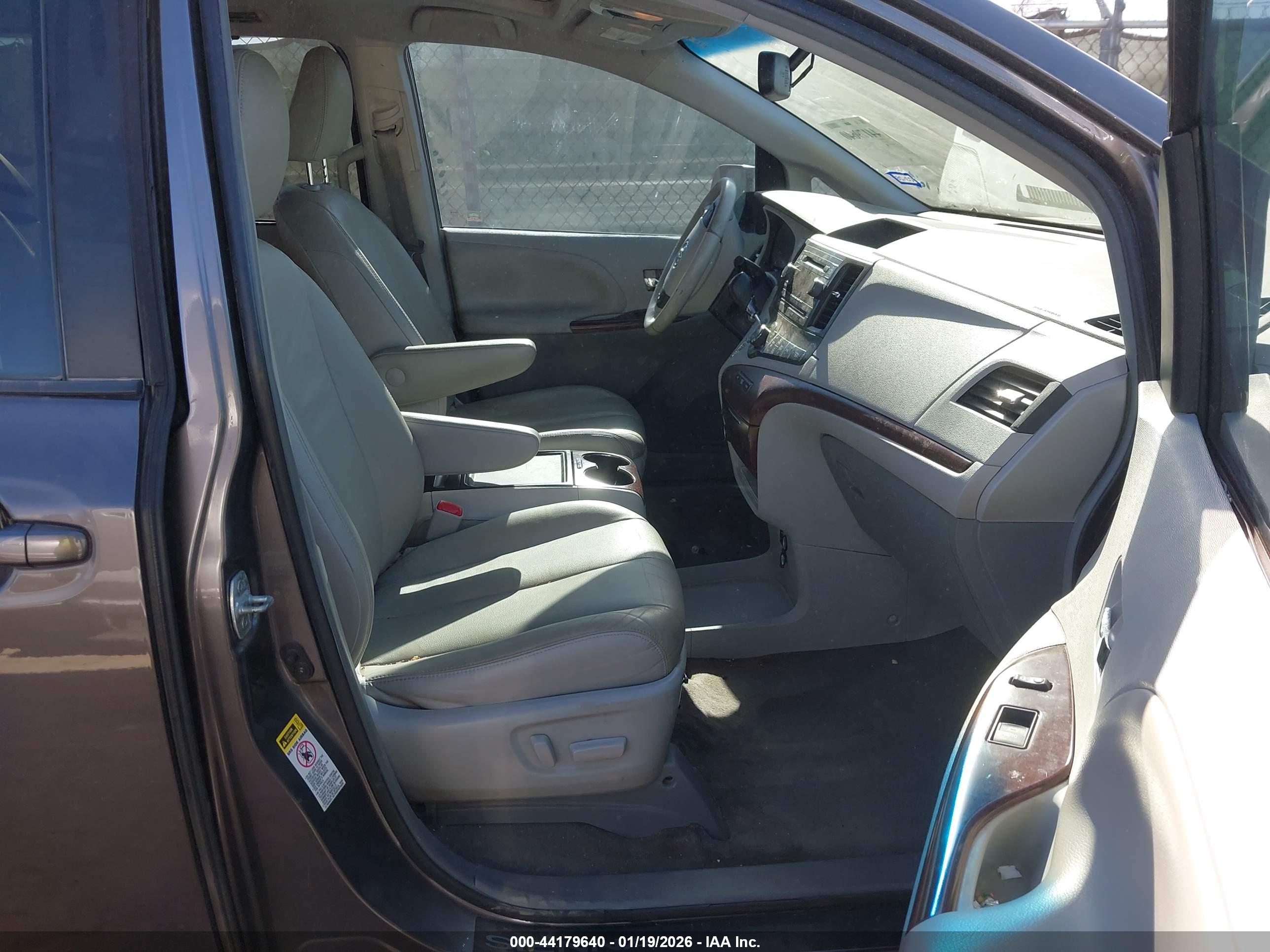 TOYOTA SIENNA image 5