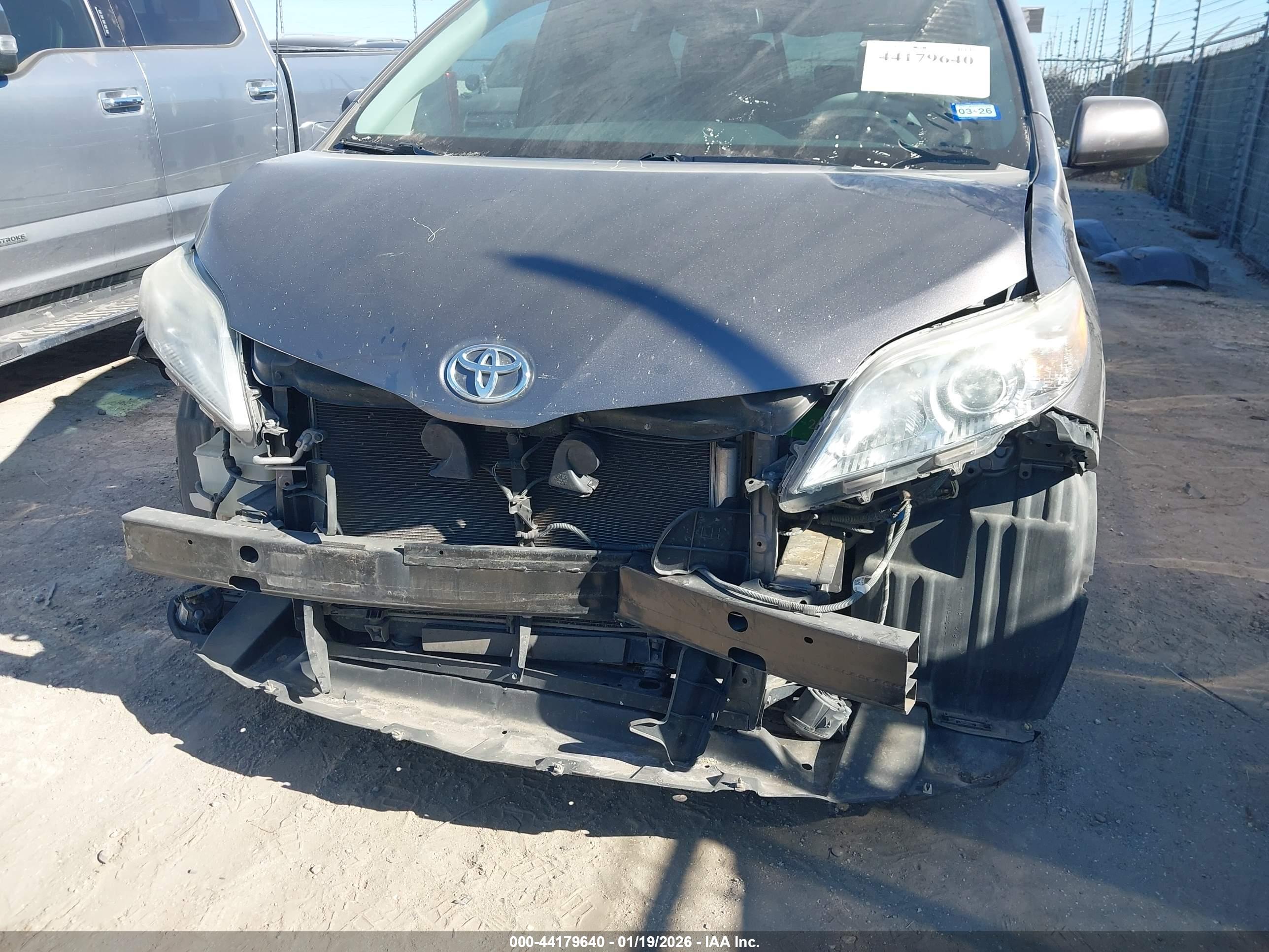 TOYOTA SIENNA image 6