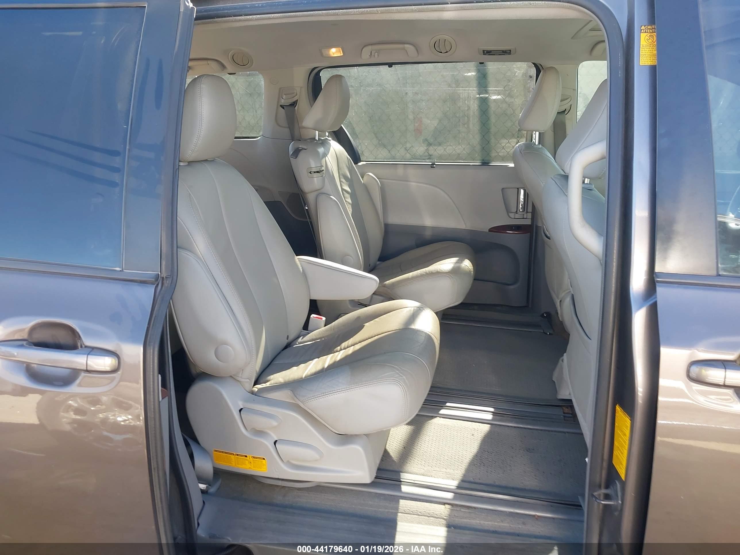 TOYOTA SIENNA image 8