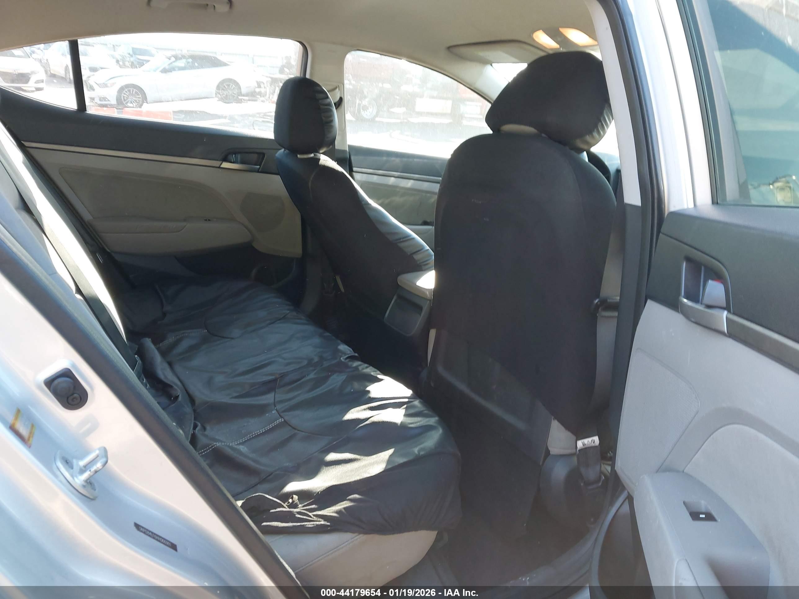 HYUNDAI ELANTRA image 8
