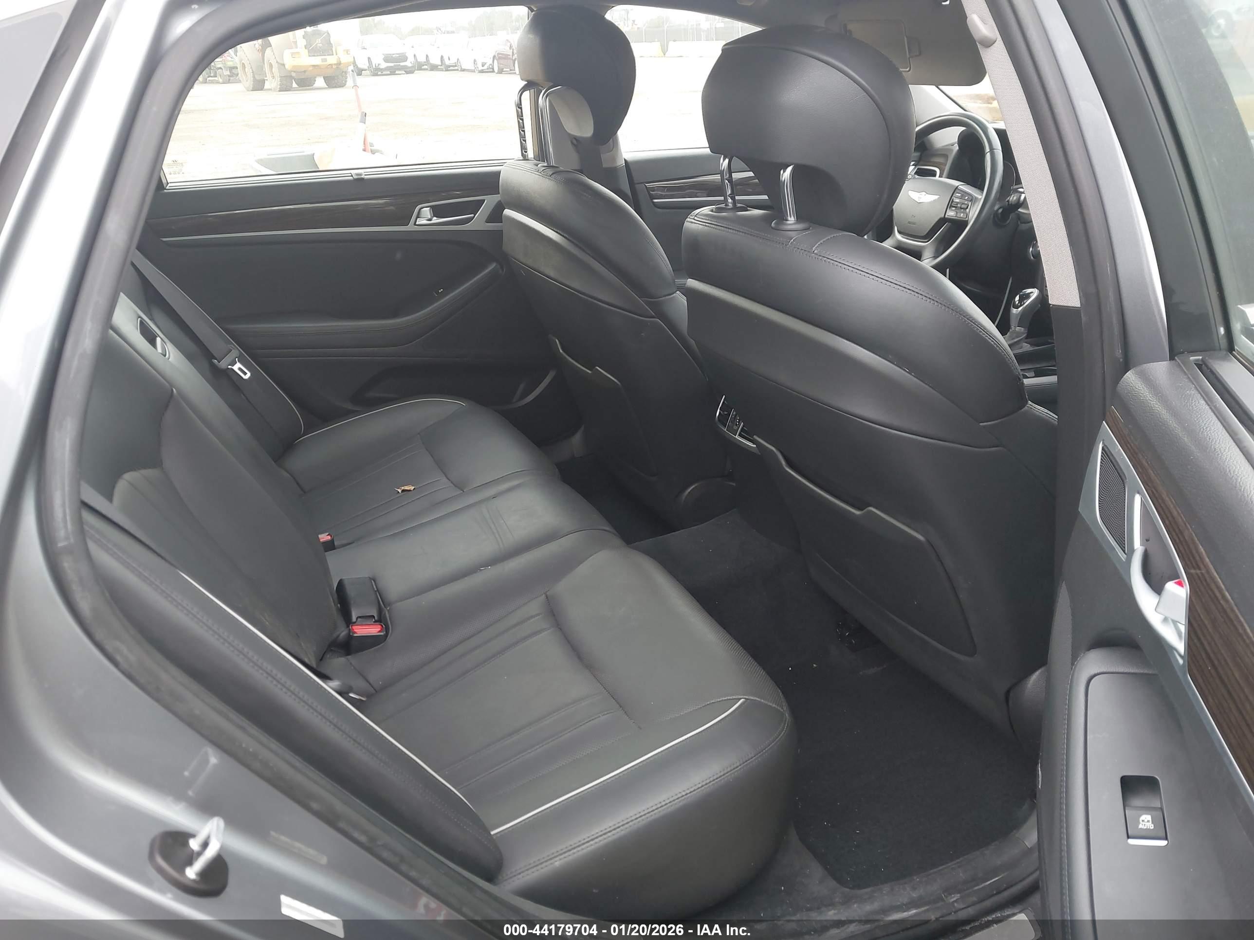 HYUNDAI GENESIS image 8