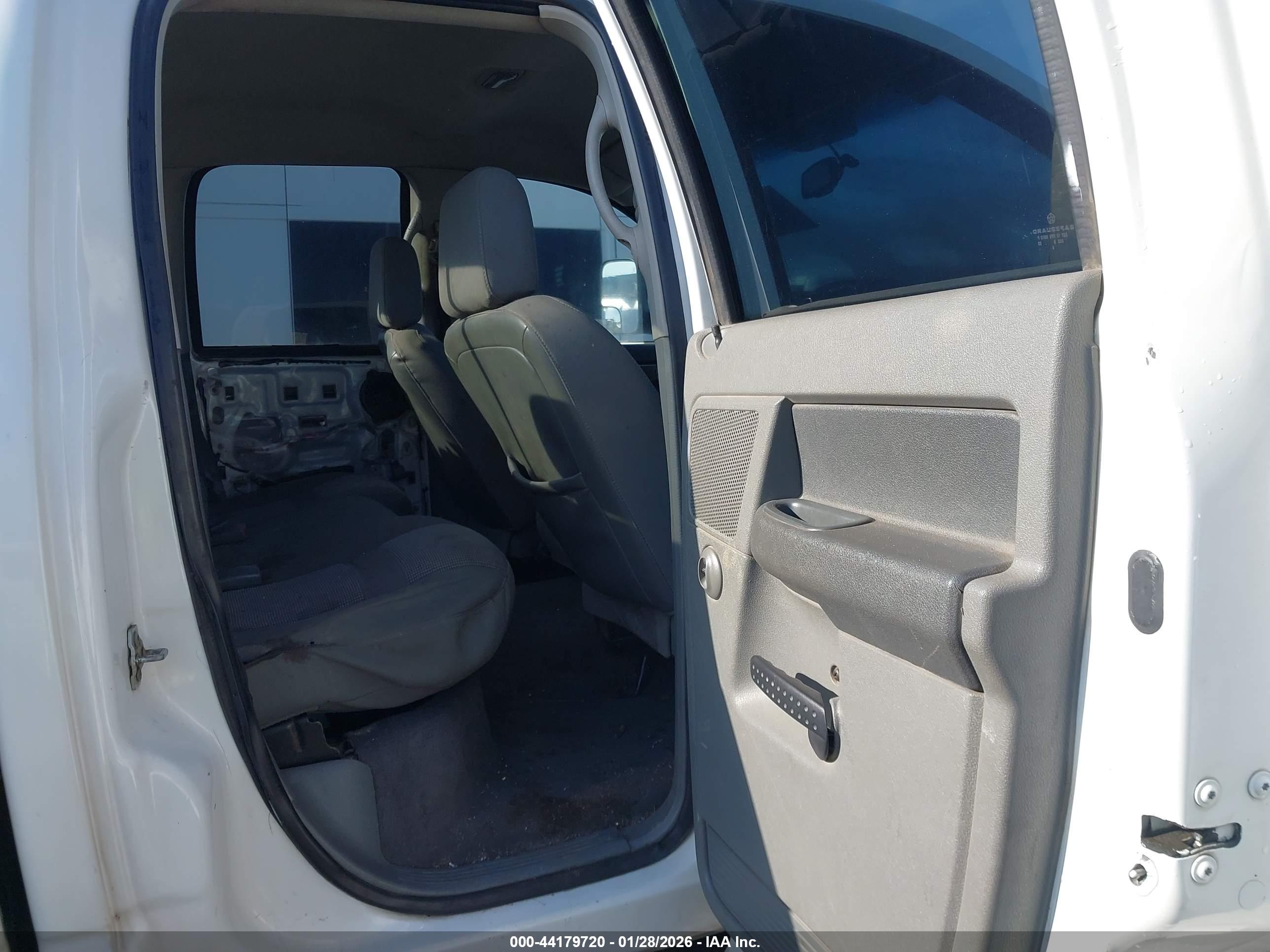 DODGE RAM image 8