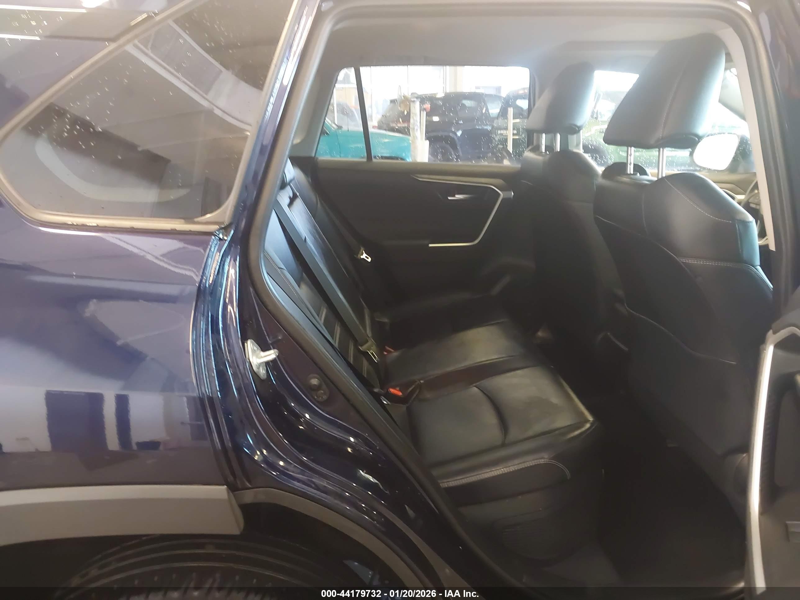 TOYOTA RAV4 image 8