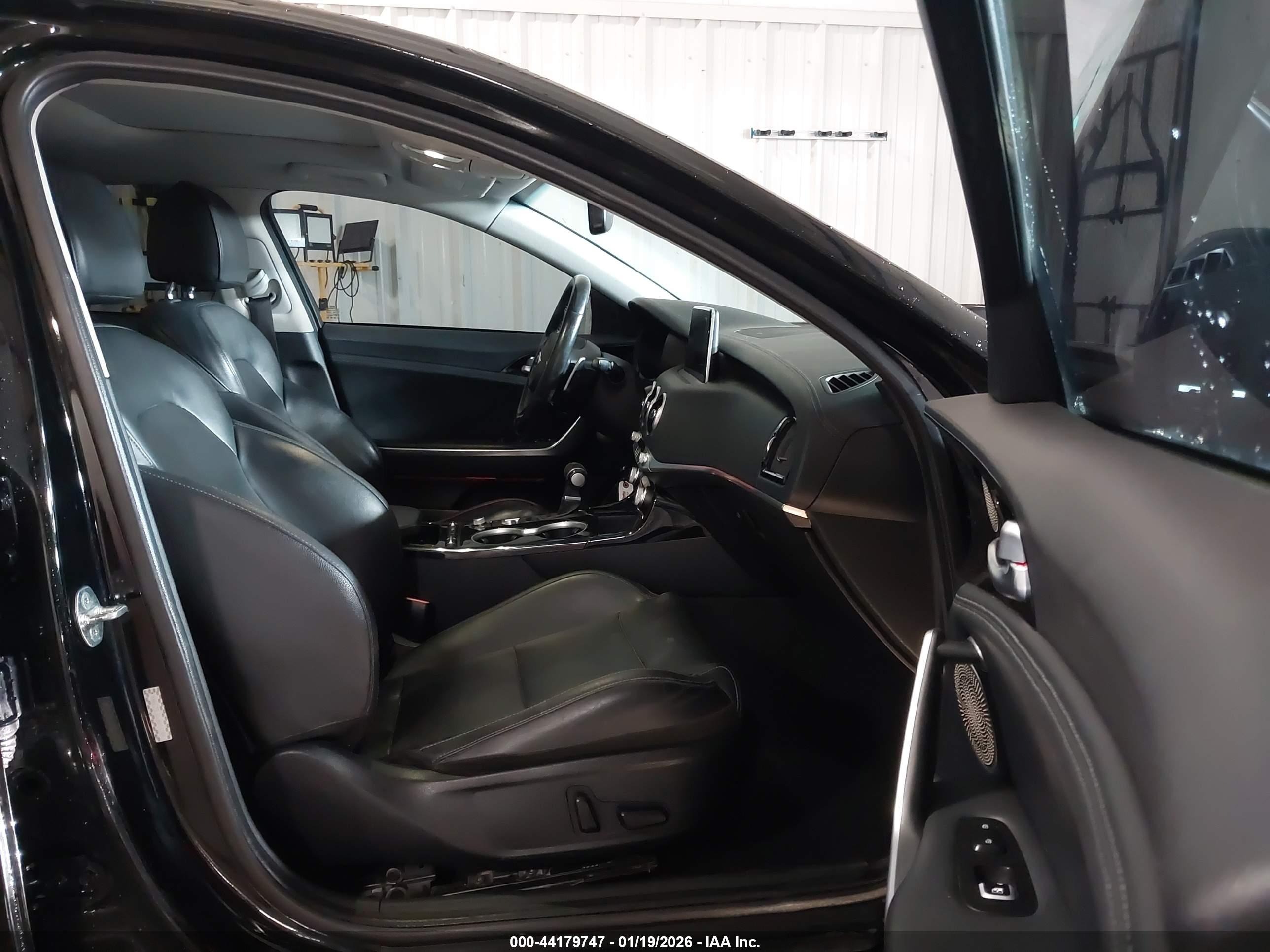 KIA STINGER image 5