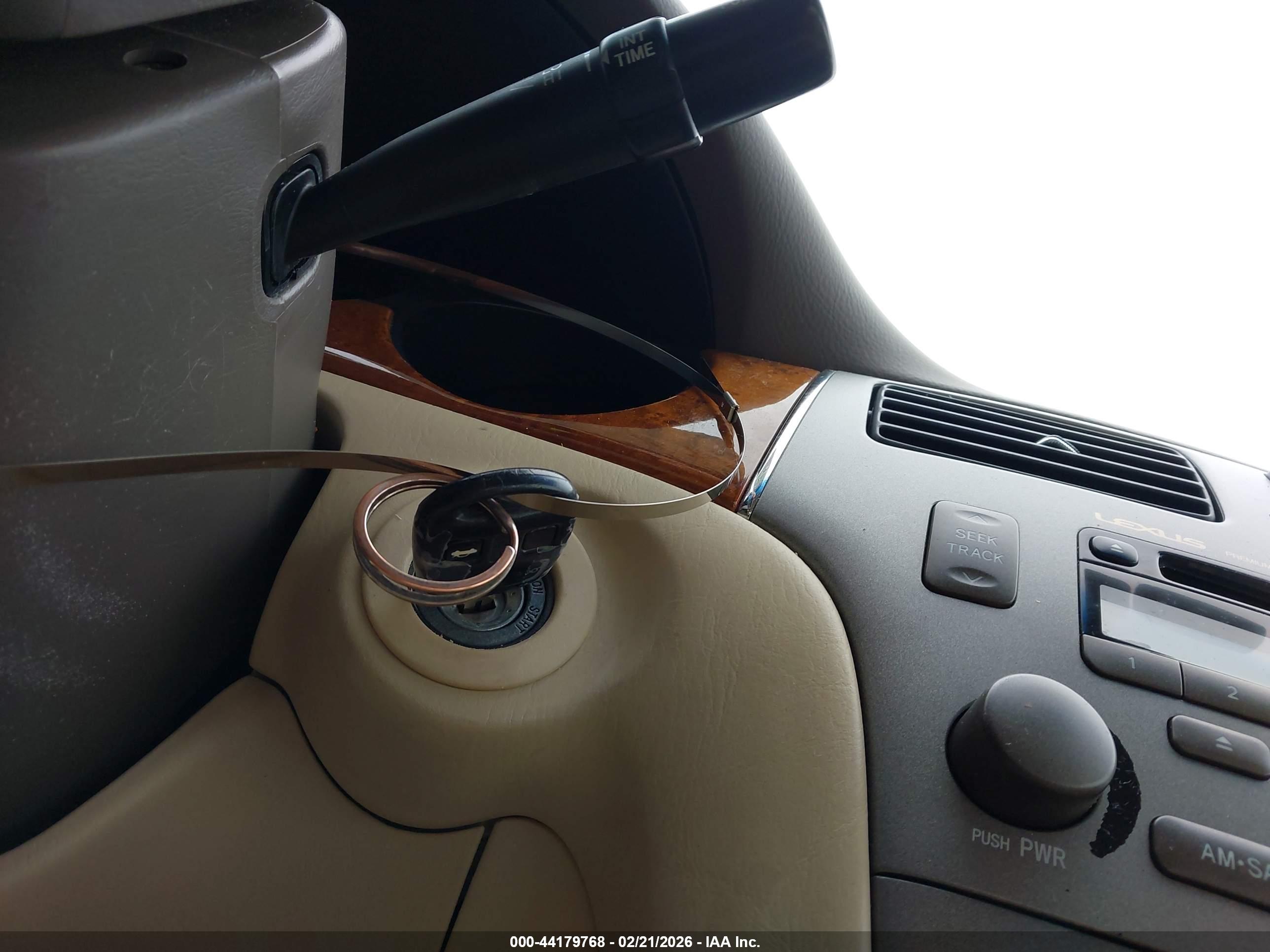 LEXUS ES image 11