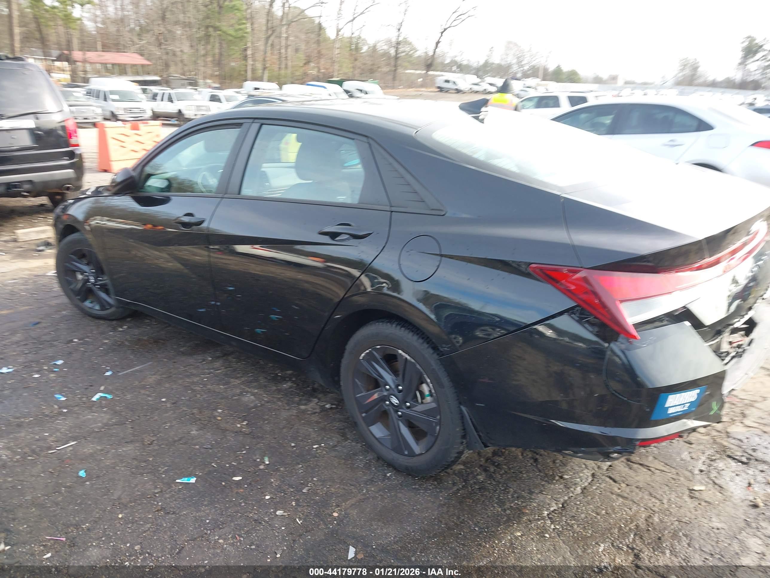 HYUNDAI ELANTRA image 3