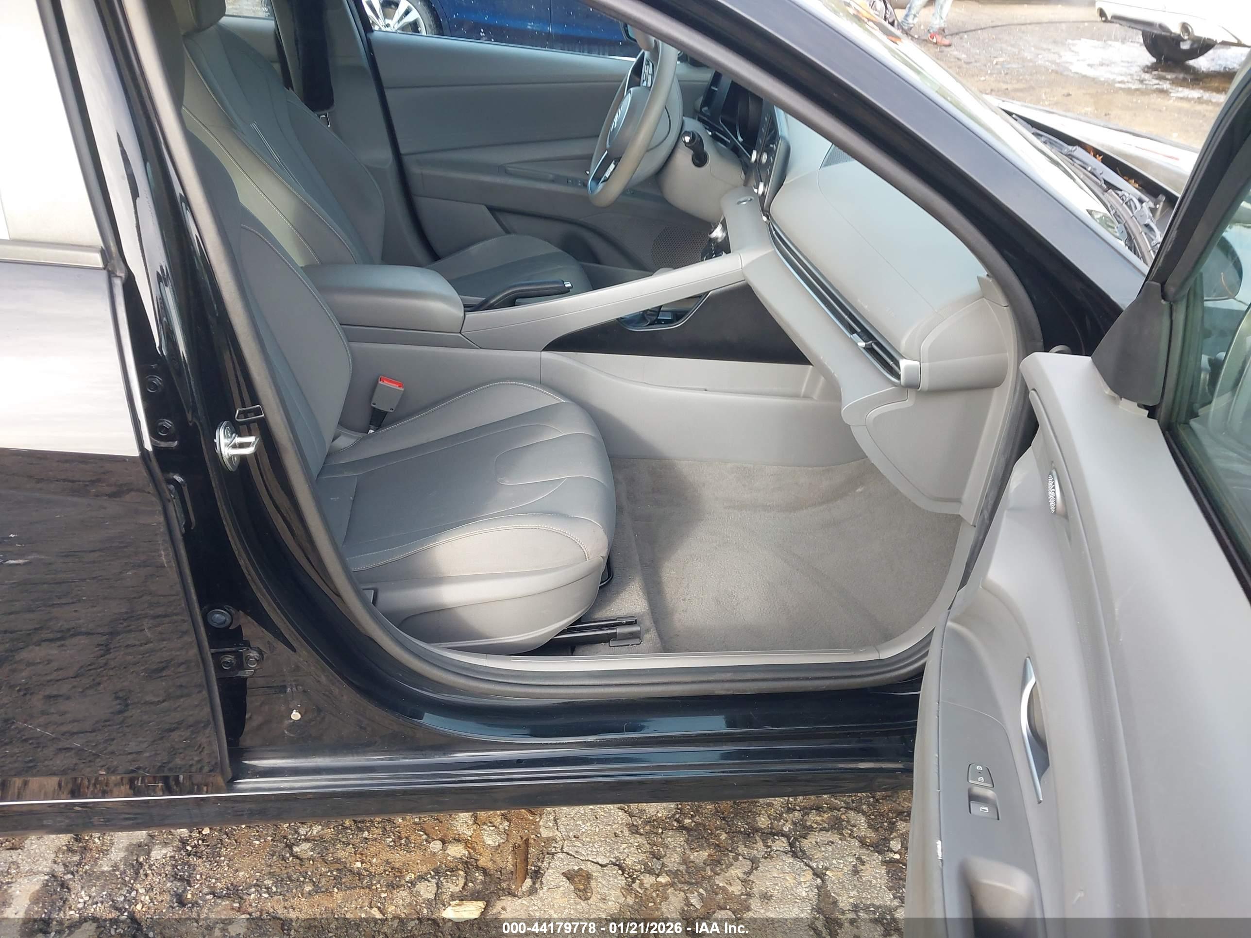 HYUNDAI ELANTRA image 5