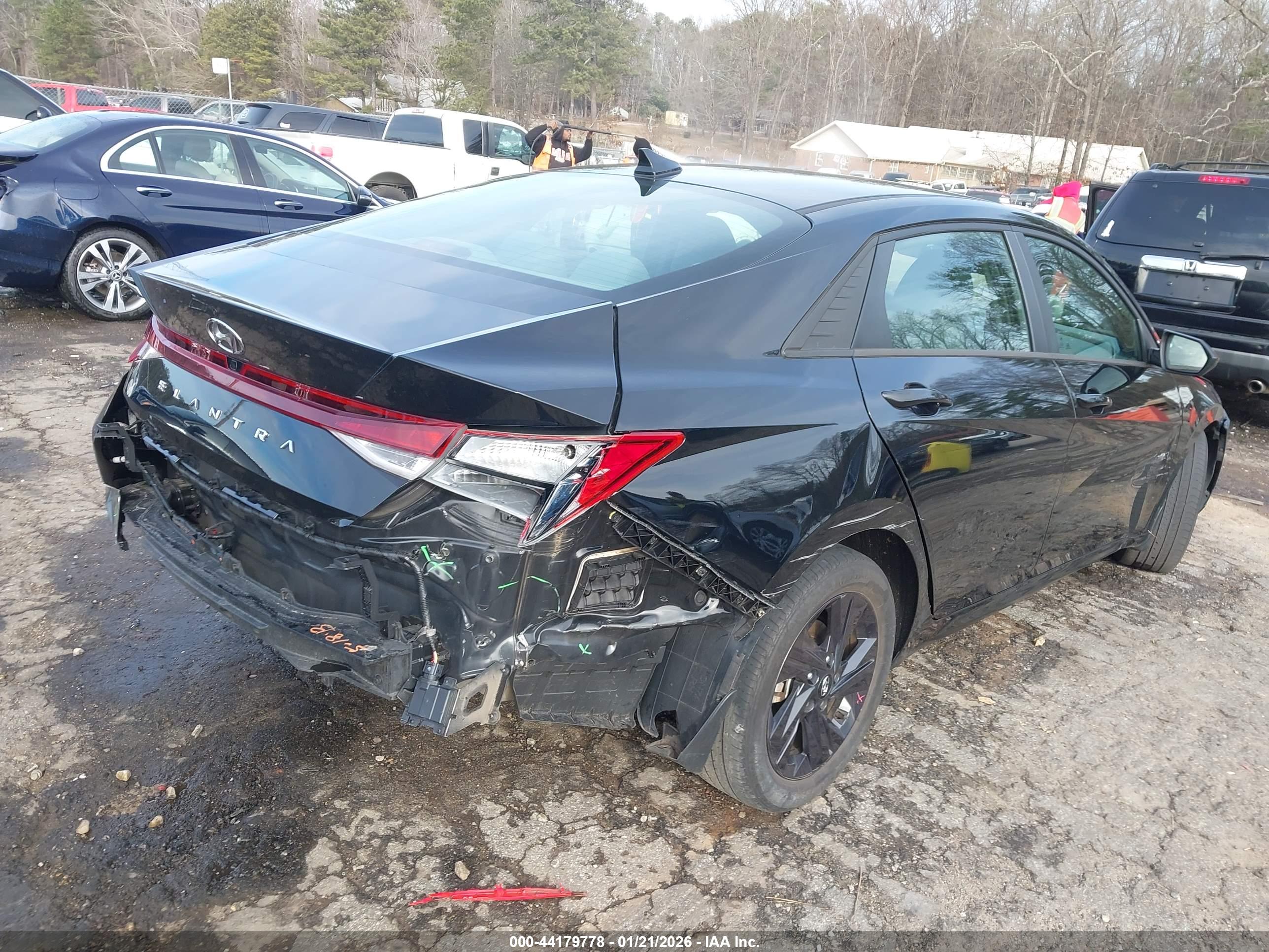 HYUNDAI ELANTRA image 6
