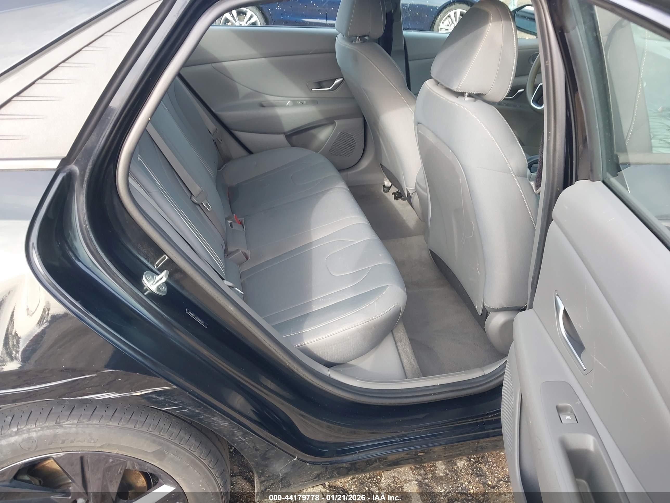 HYUNDAI ELANTRA image 8