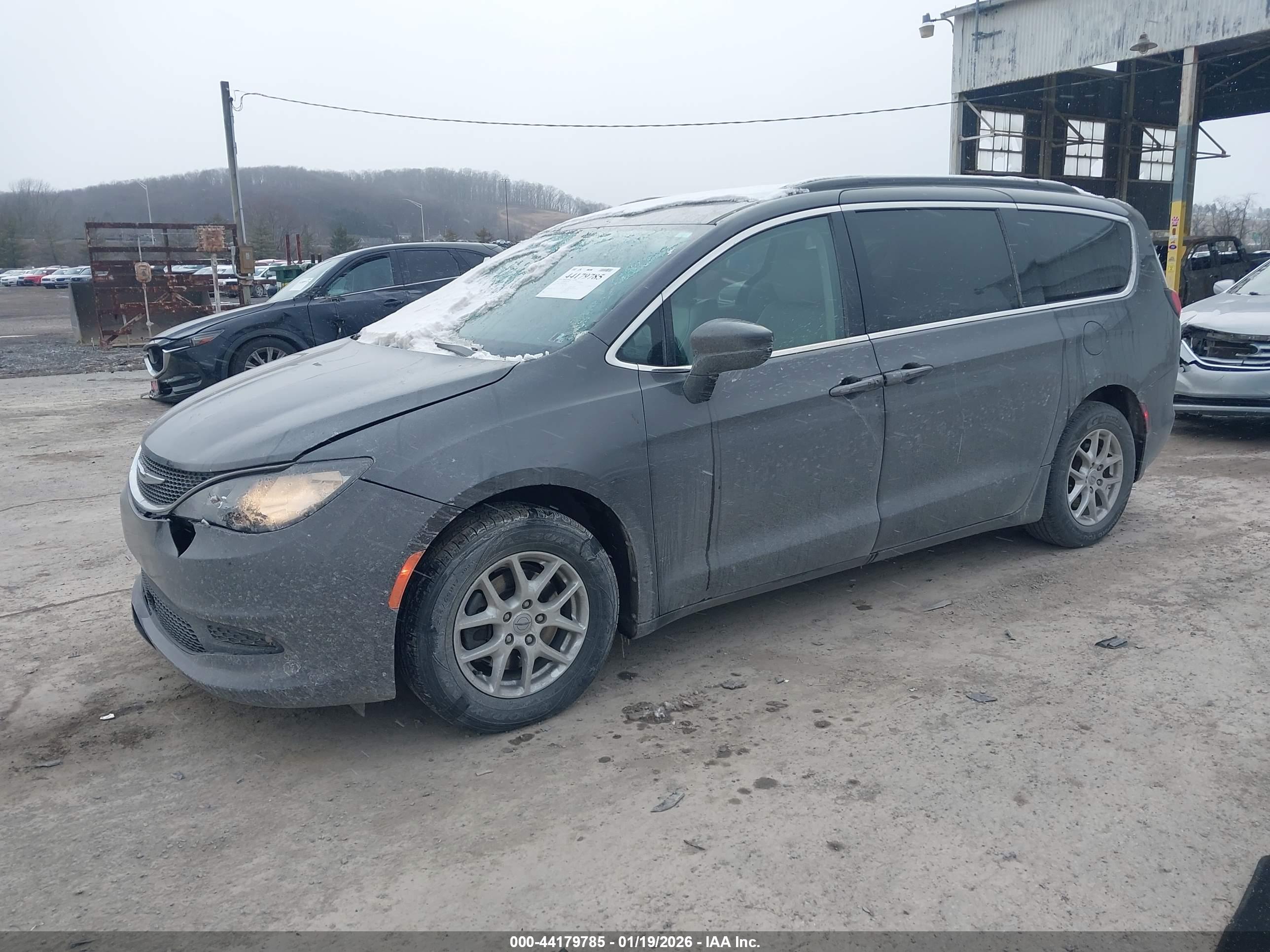 CHRYSLER VOYAGER image 2