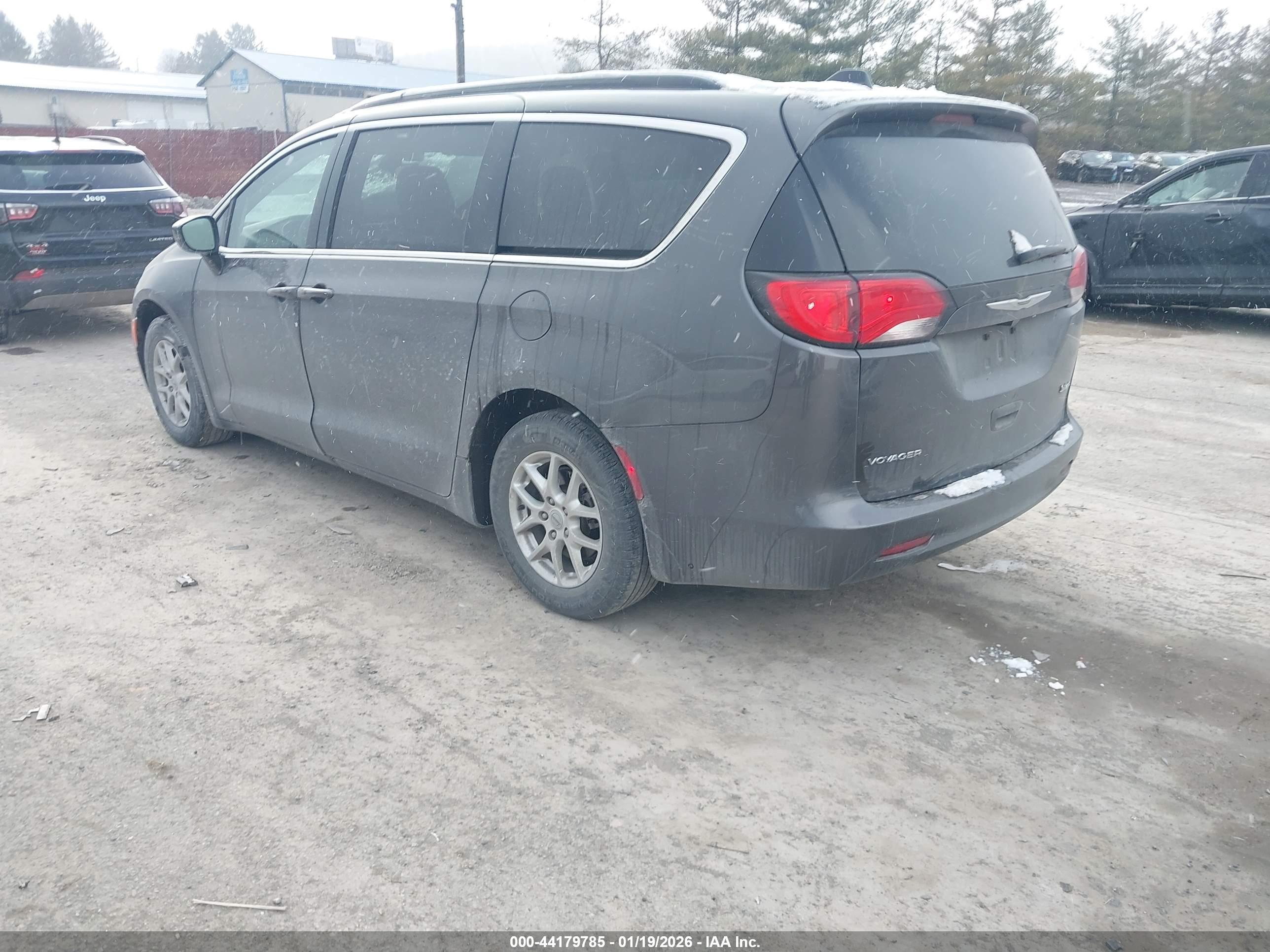 CHRYSLER VOYAGER image 3