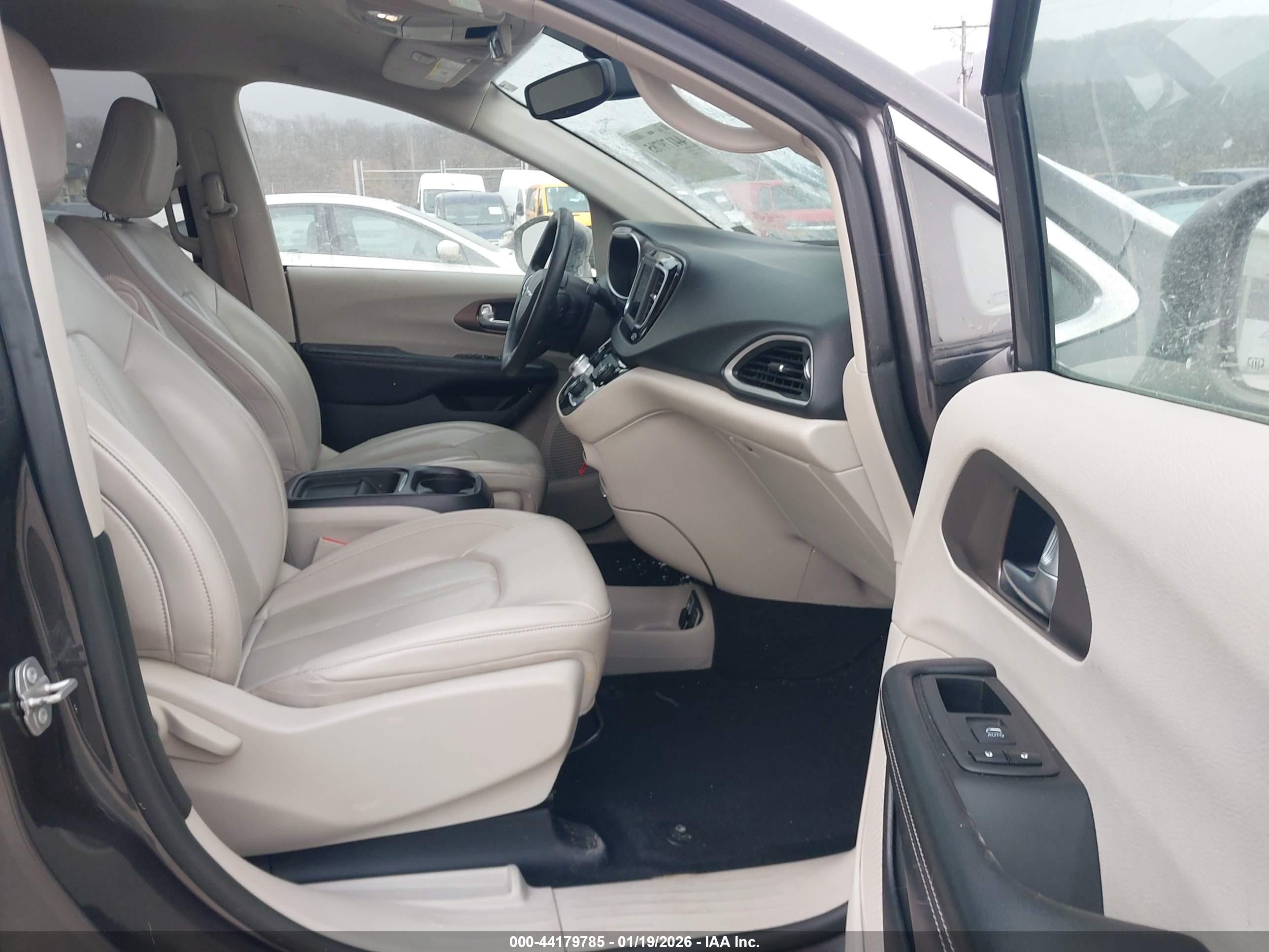 CHRYSLER VOYAGER image 5